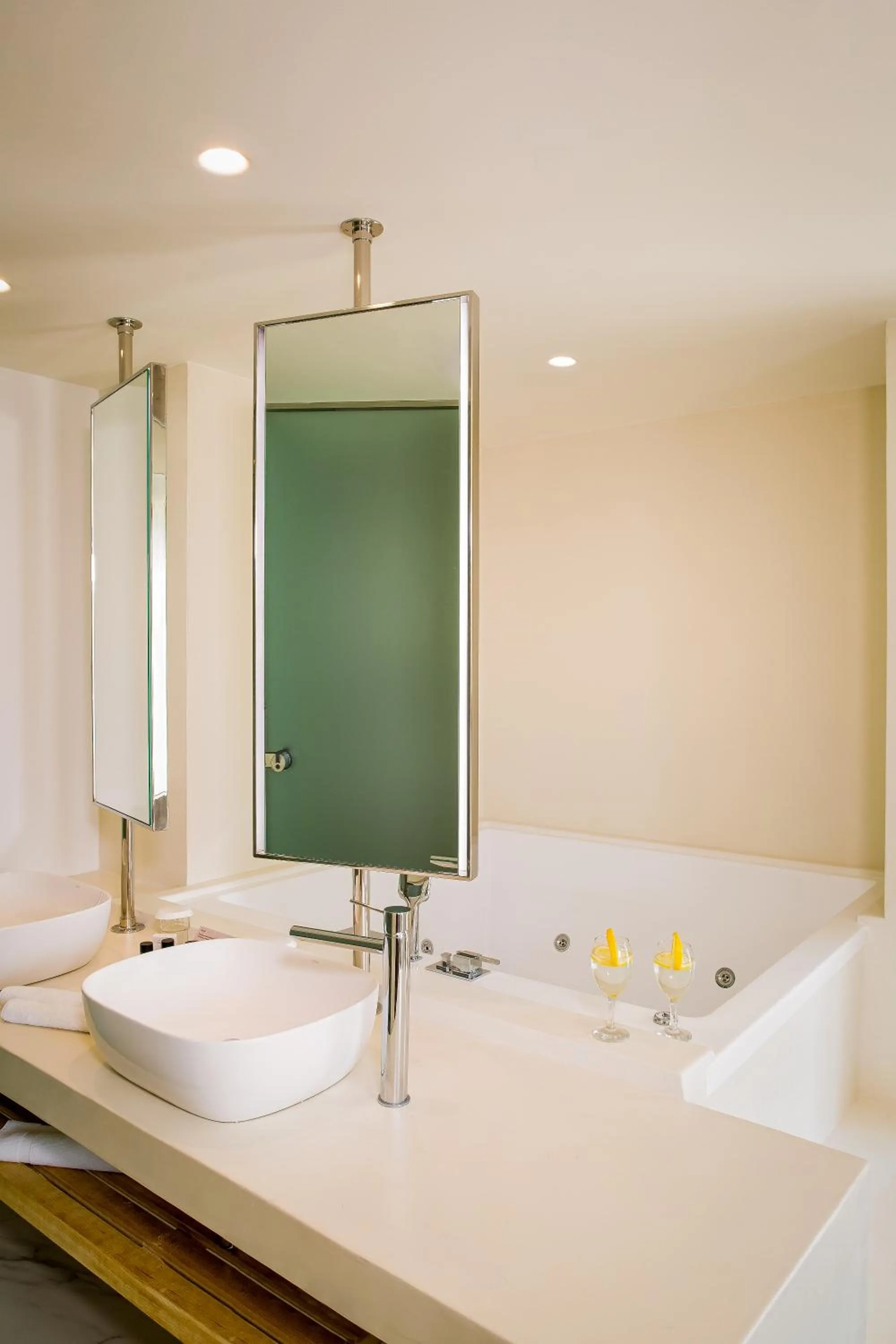 Hot Tub in Samian Mare Hotel, Suites & Spa