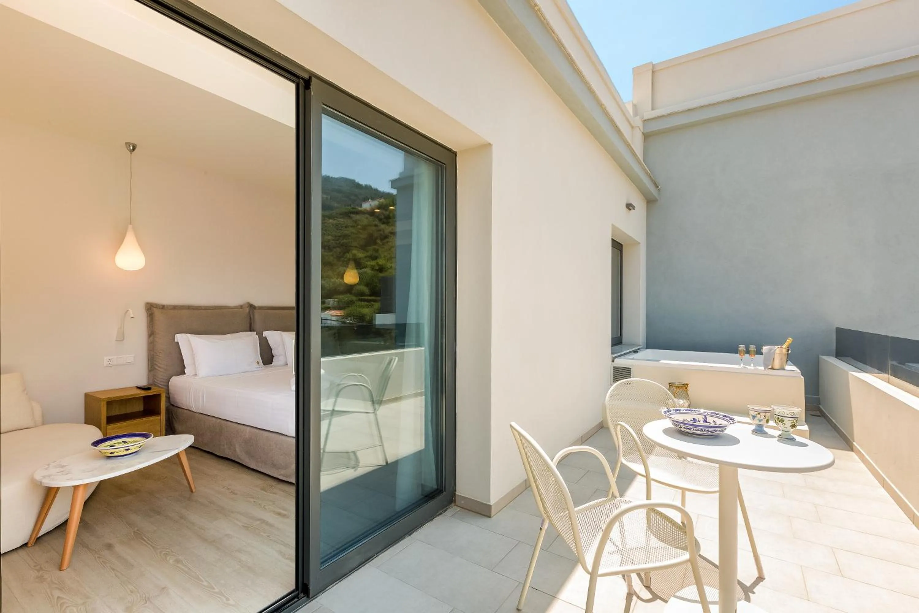 Hot Tub in Samian Mare Hotel, Suites & Spa