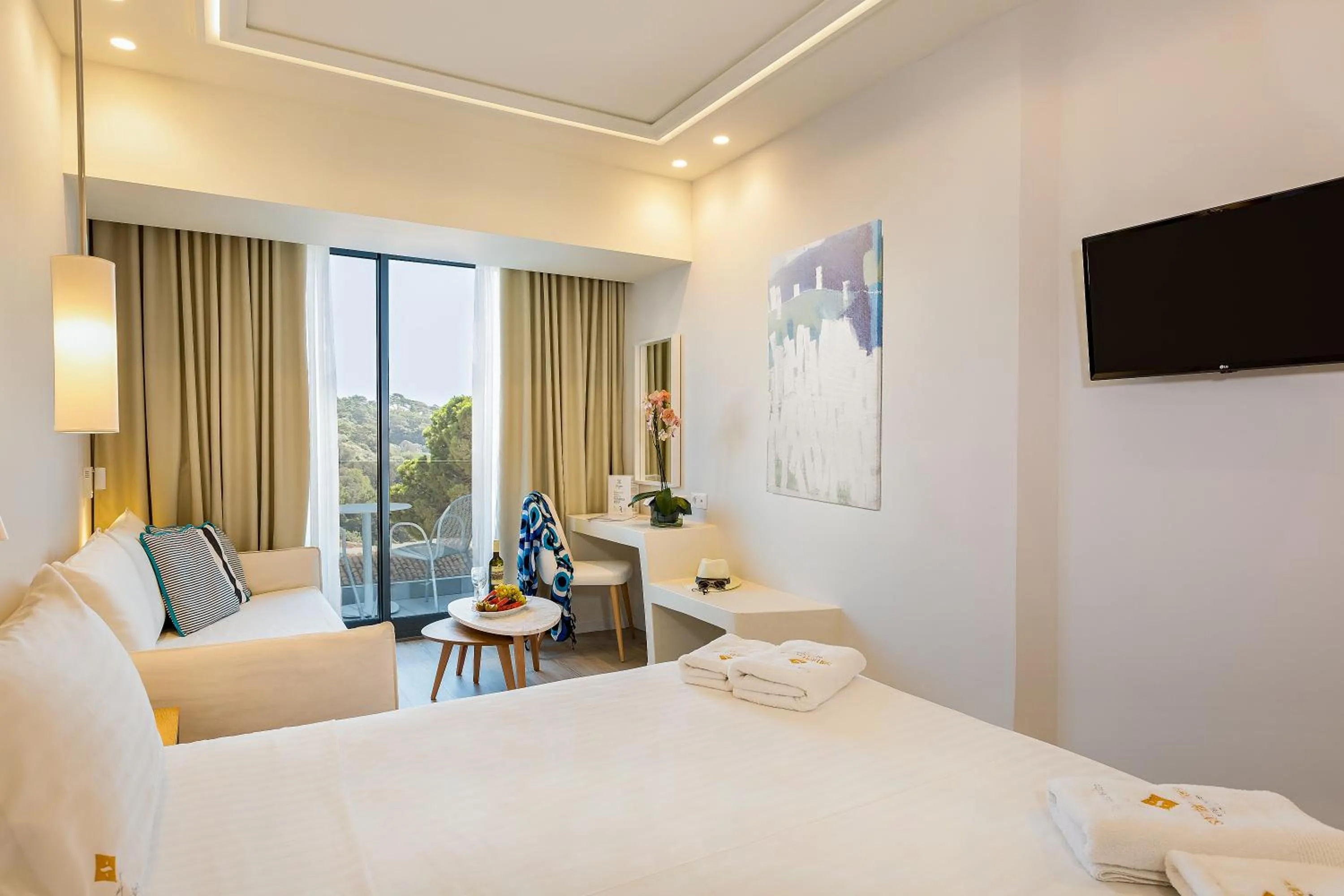 TV and multimedia in Samian Mare Hotel, Suites & Spa