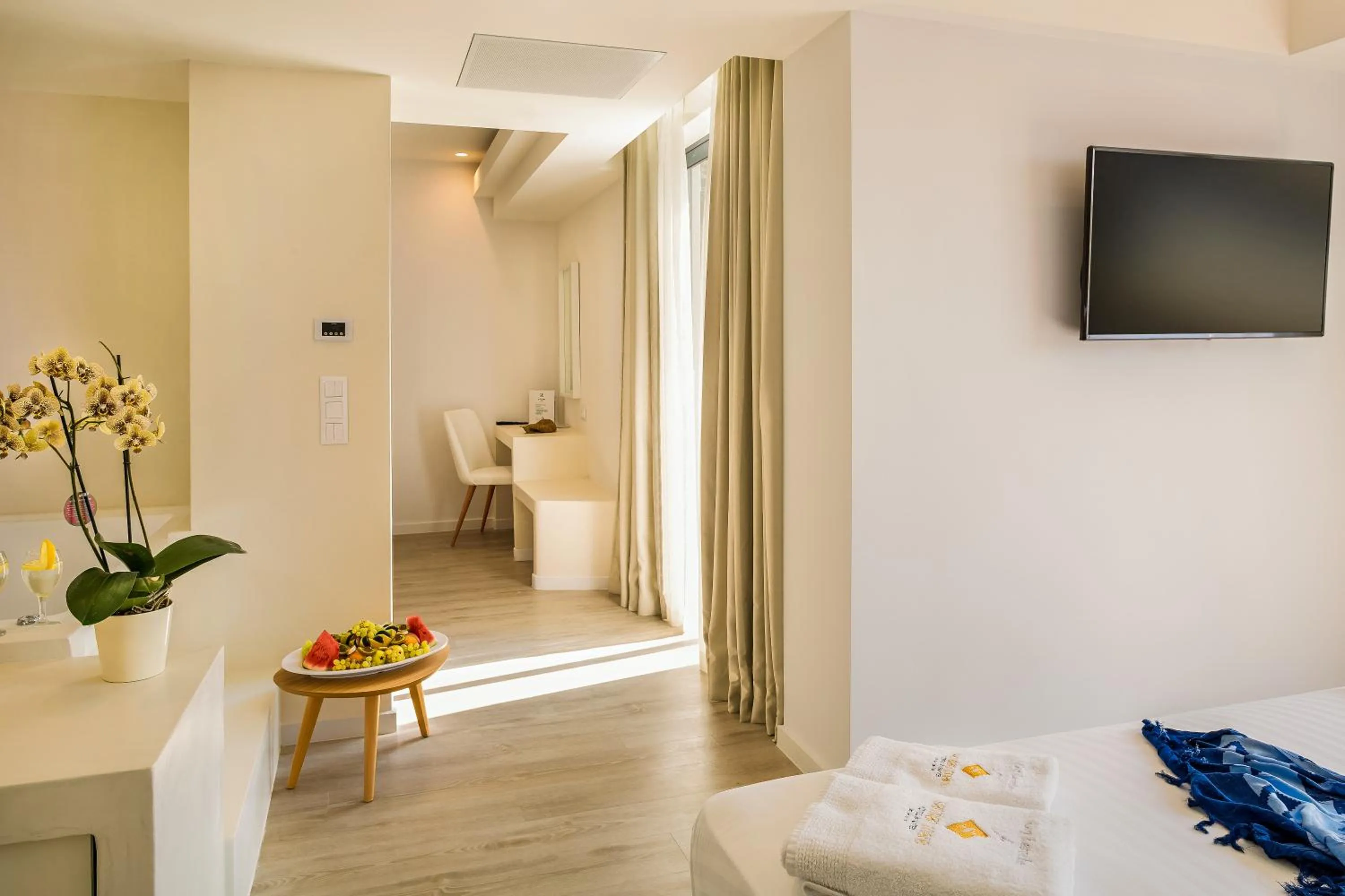 TV and multimedia in Samian Mare Hotel, Suites & Spa