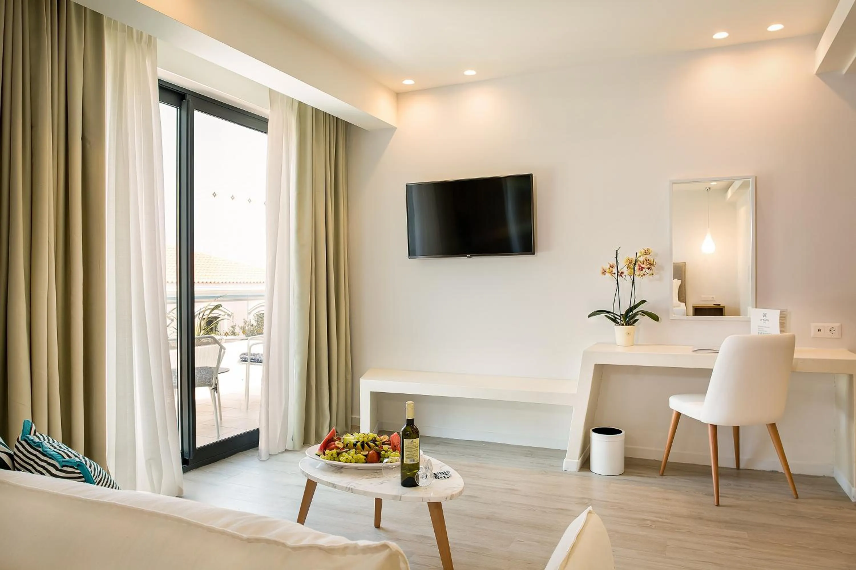 TV and multimedia in Samian Mare Hotel, Suites & Spa