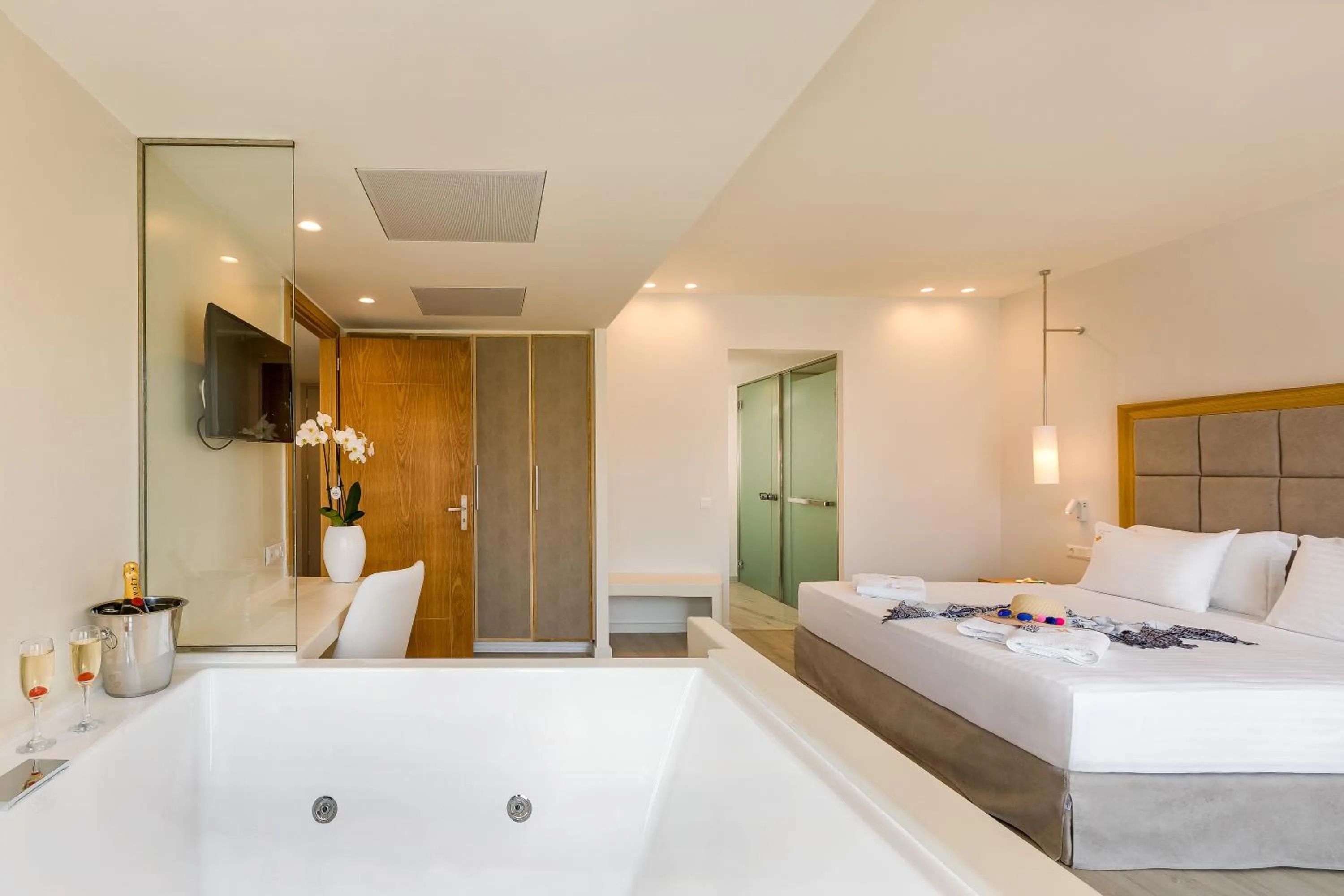 Hot Tub in Samian Mare Hotel, Suites & Spa