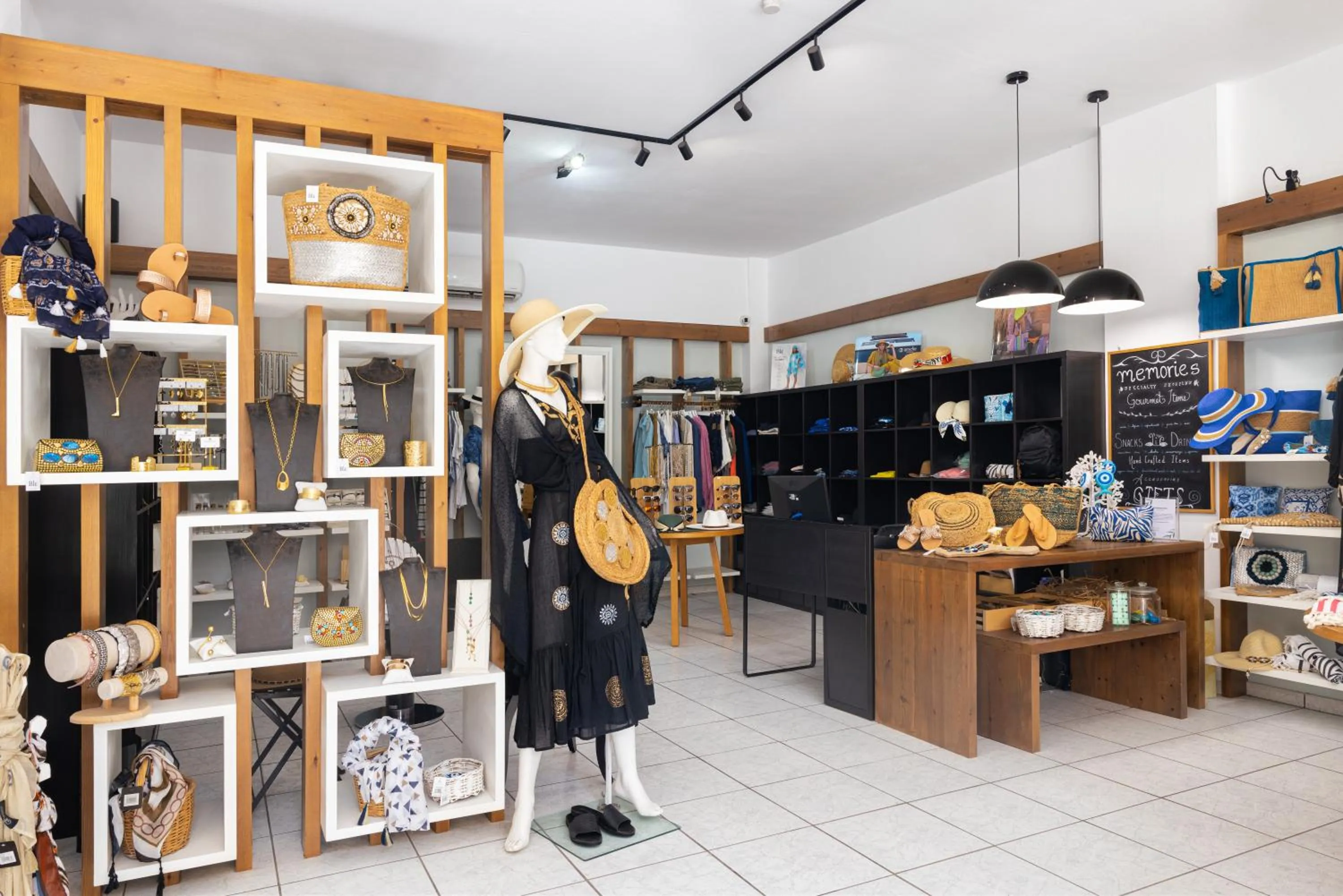 On-site shops in Samian Mare Hotel, Suites & Spa