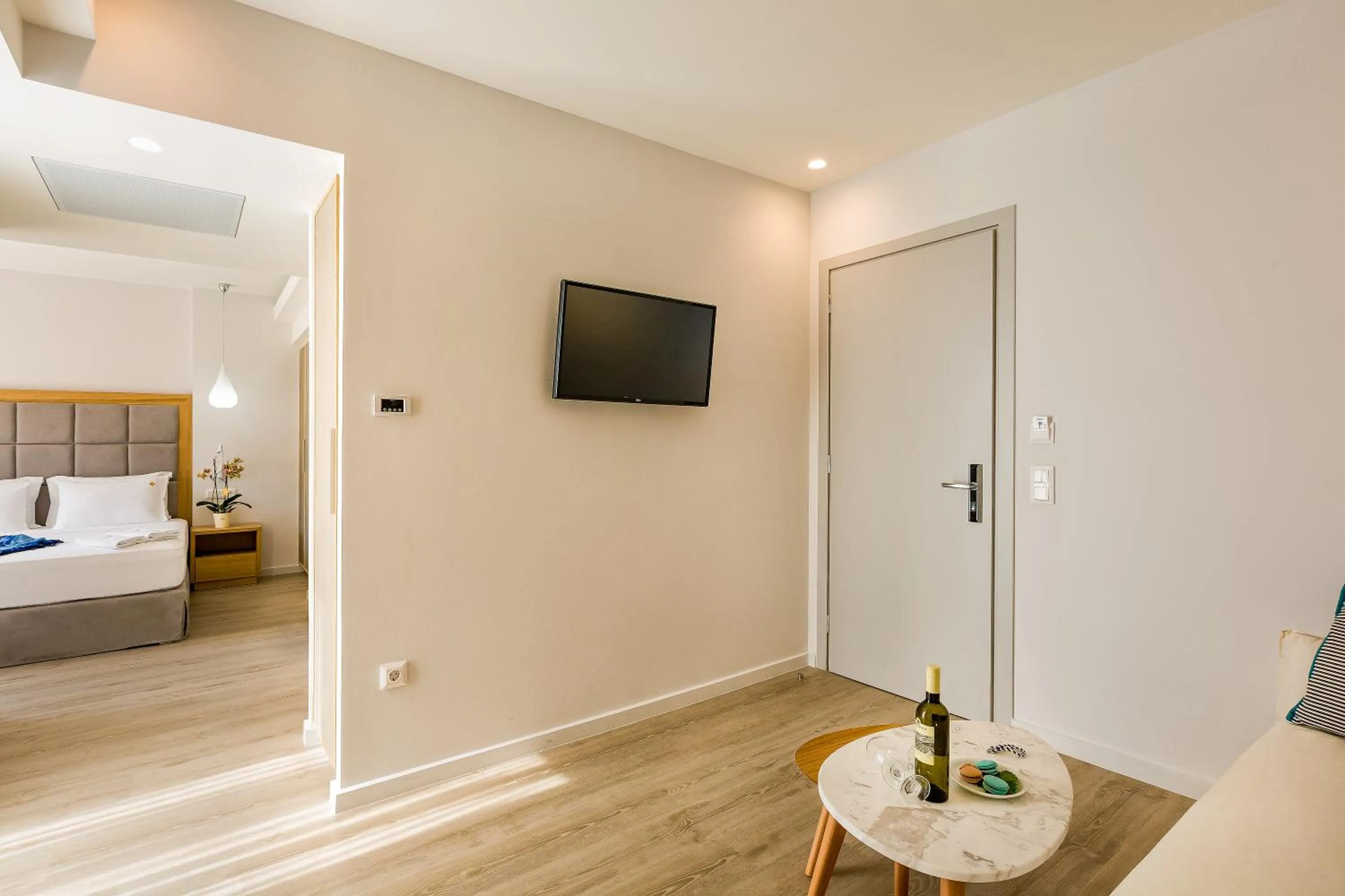 TV and multimedia in Samian Mare Hotel, Suites & Spa