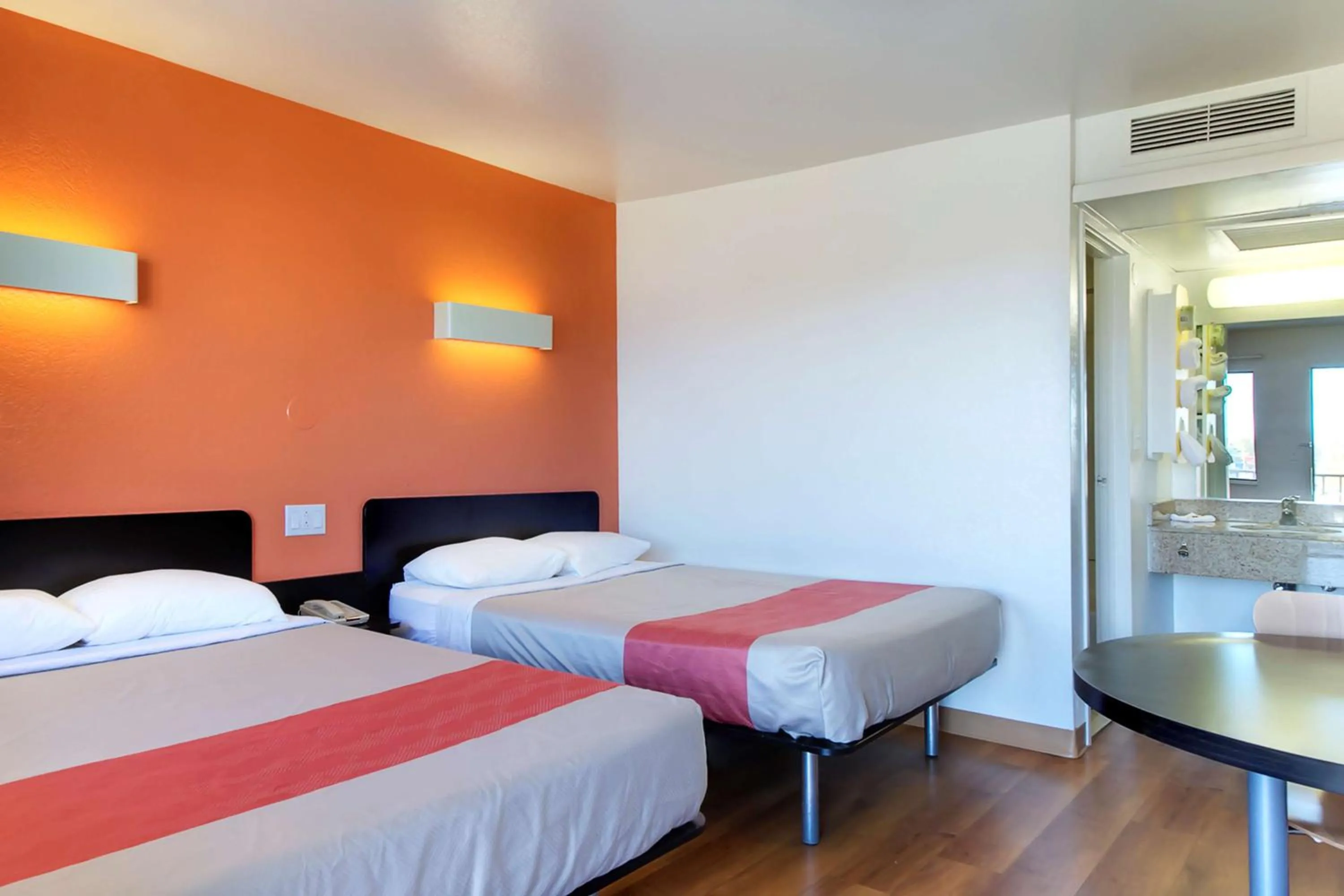 Photo of the whole room, Bed in Motel 6 Capitol Heights, MD - Washington