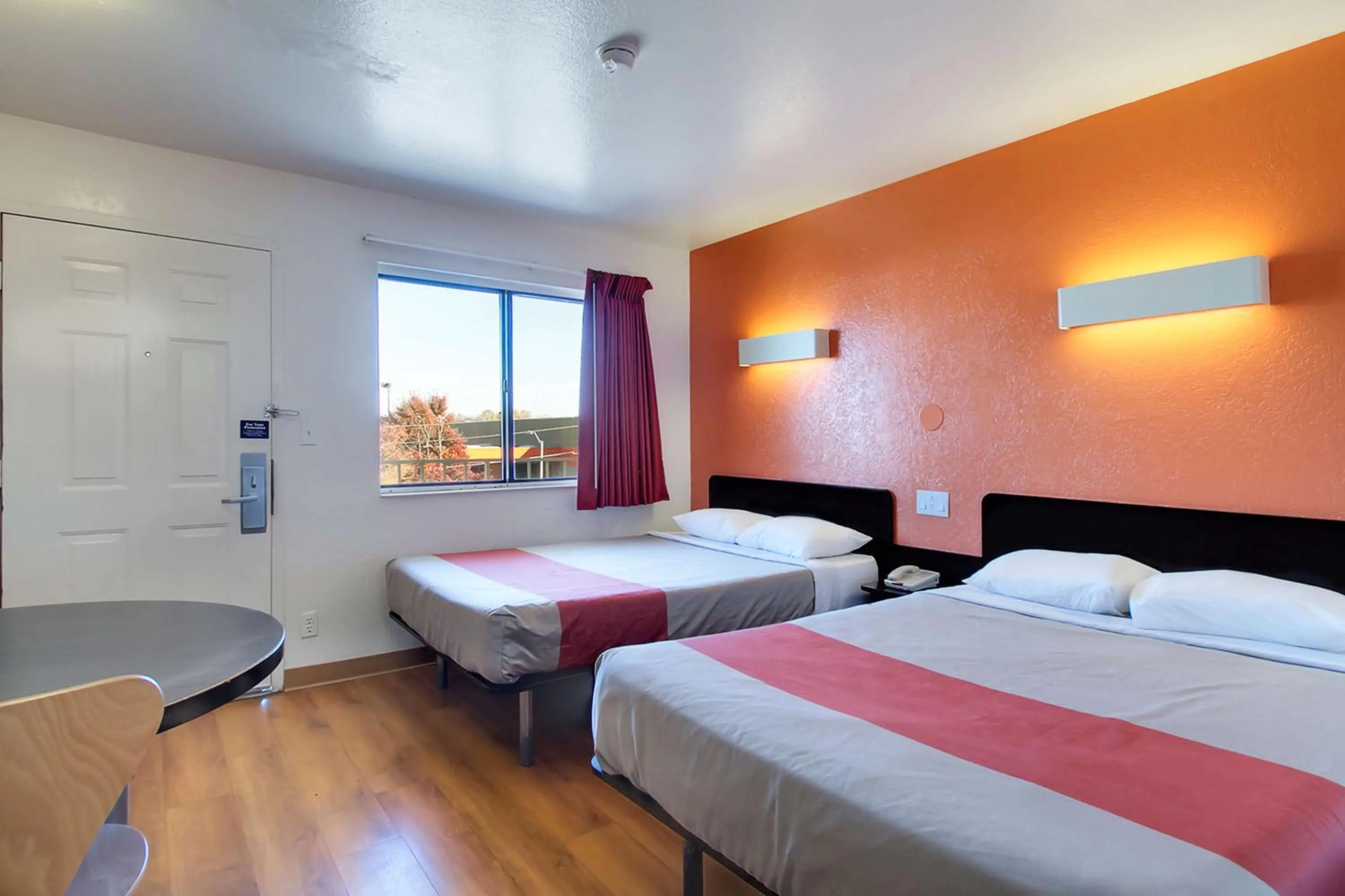 Photo of the whole room, Bed in Motel 6 Capitol Heights, MD - Washington