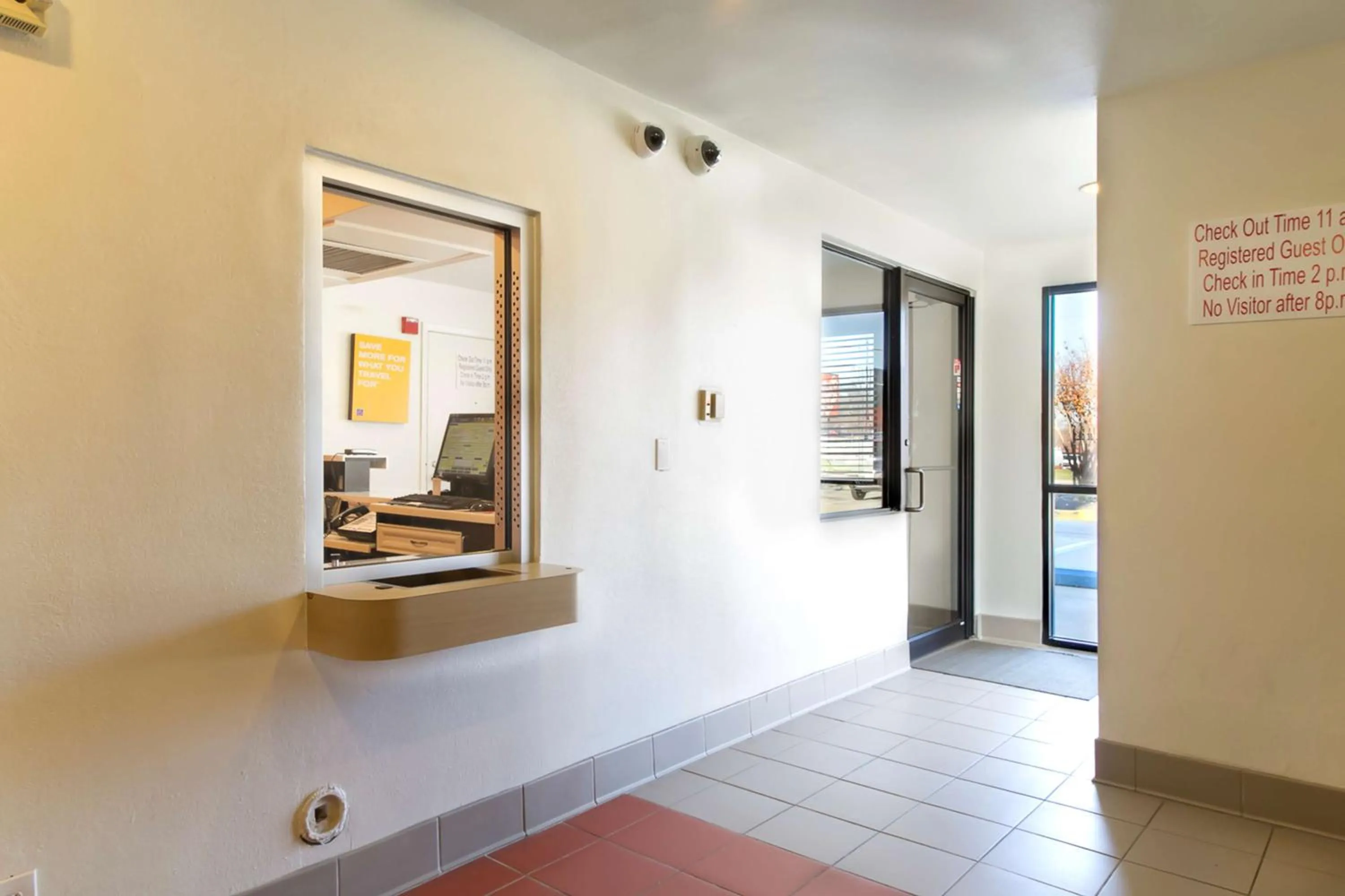 Lobby or reception in Motel 6 Capitol Heights, MD - Washington