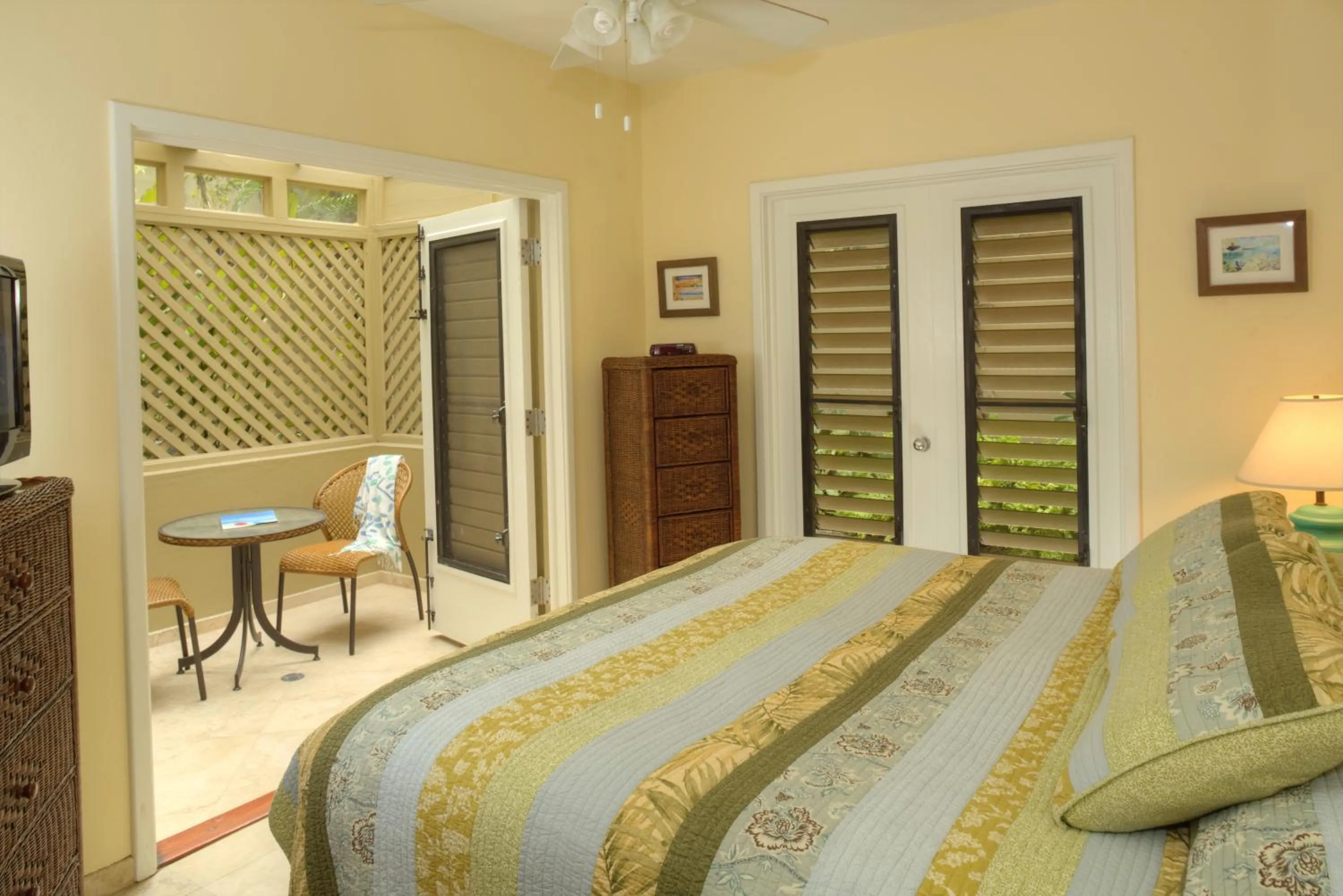 Bedroom, Bed in Gallows Point Resort