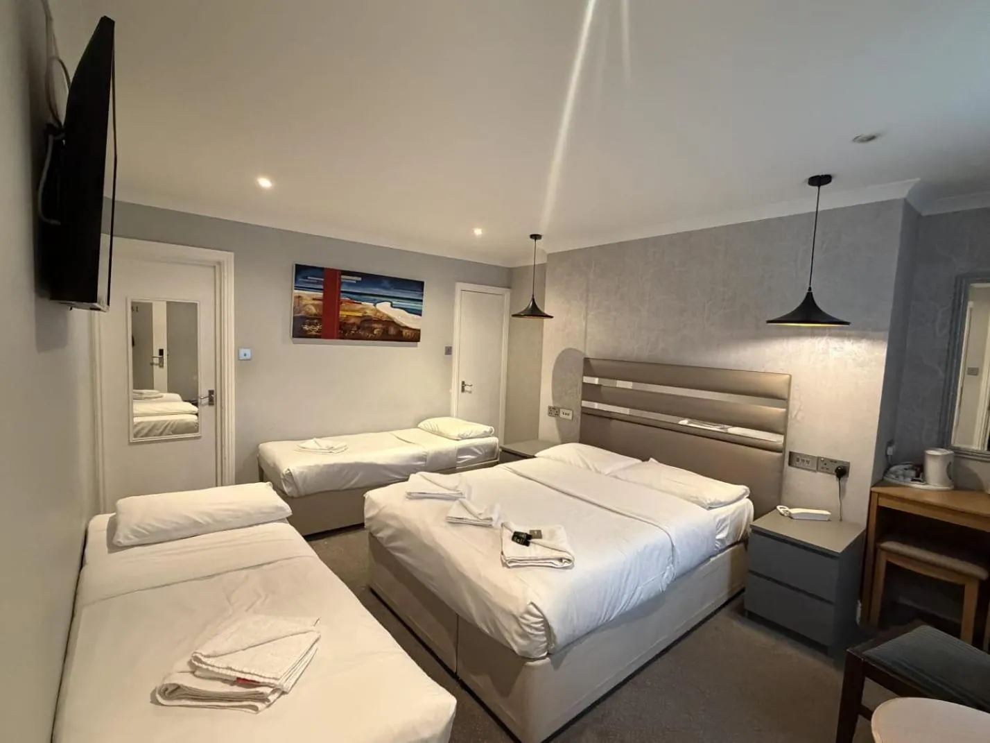 TV and multimedia, Bed in Admiral Hotel at Park Avenue