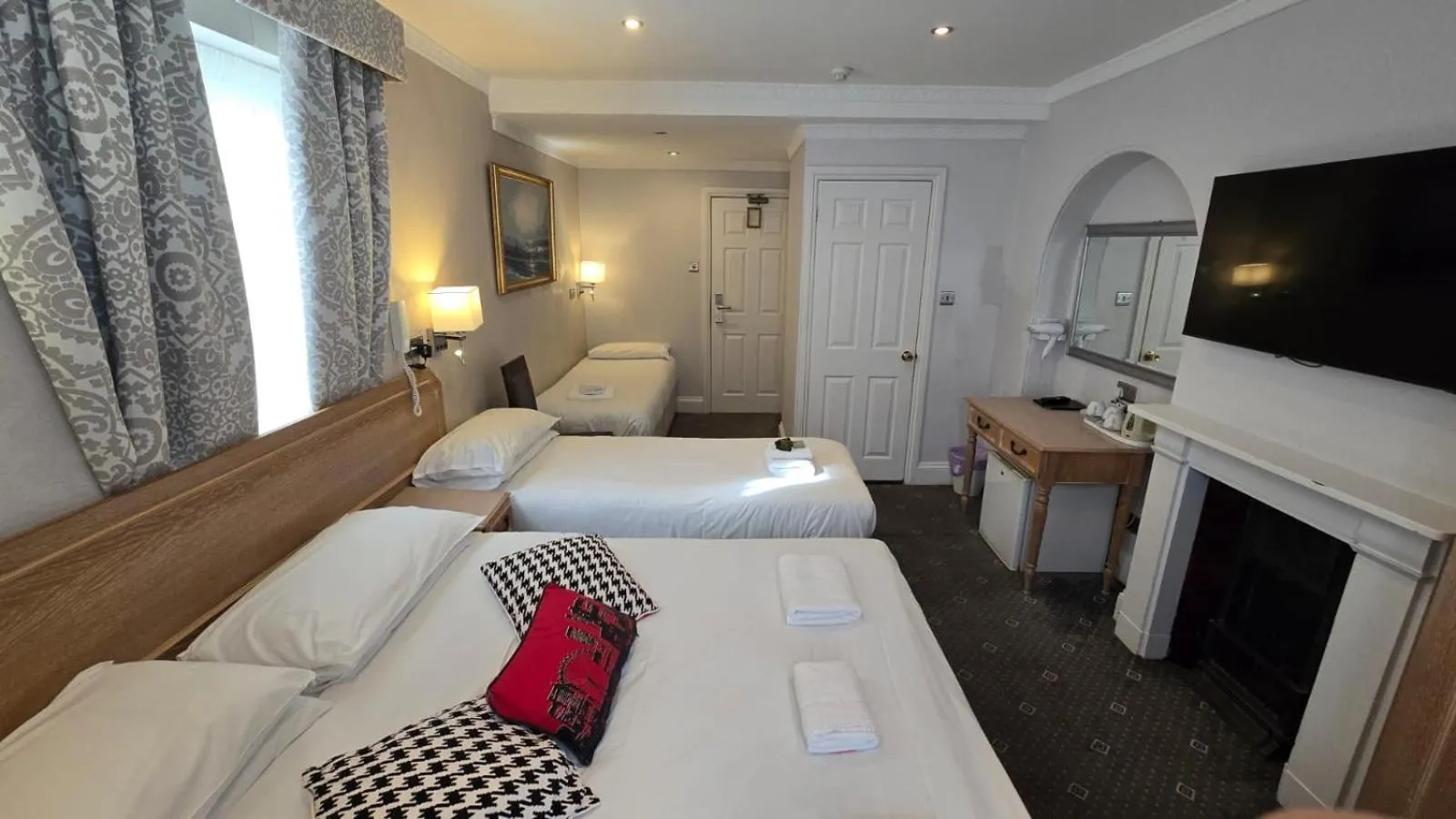 TV and multimedia, Bed in Admiral Hotel at Park Avenue