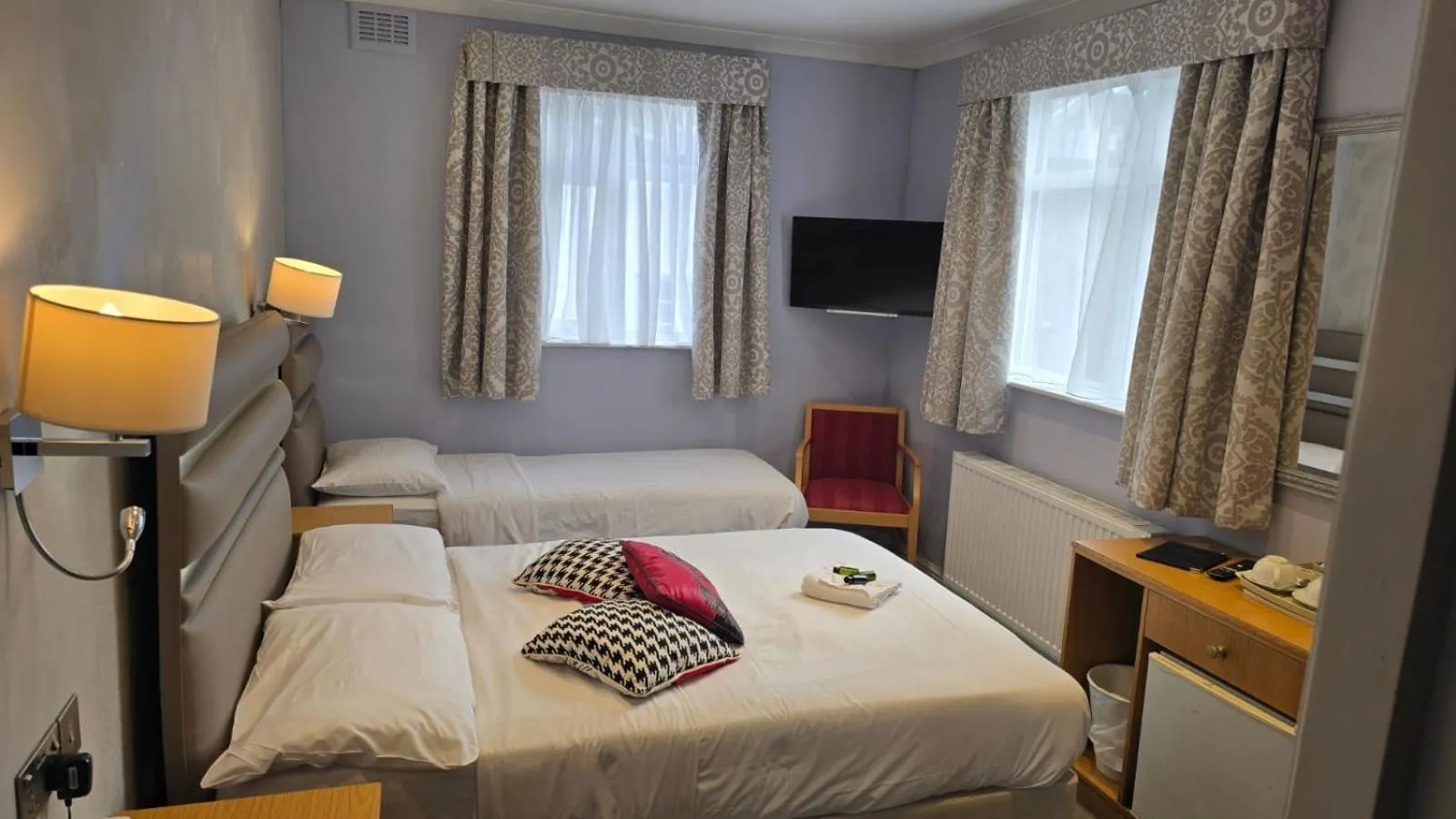 TV and multimedia, Bed in Admiral Hotel at Park Avenue