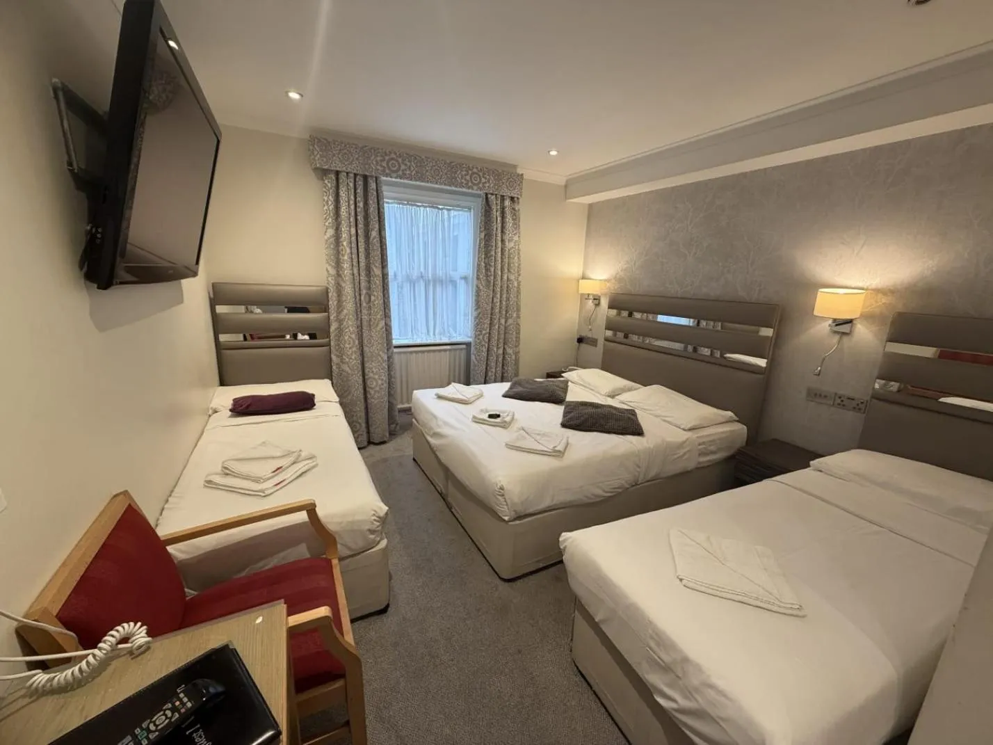 TV and multimedia, Bed in Admiral Hotel at Park Avenue