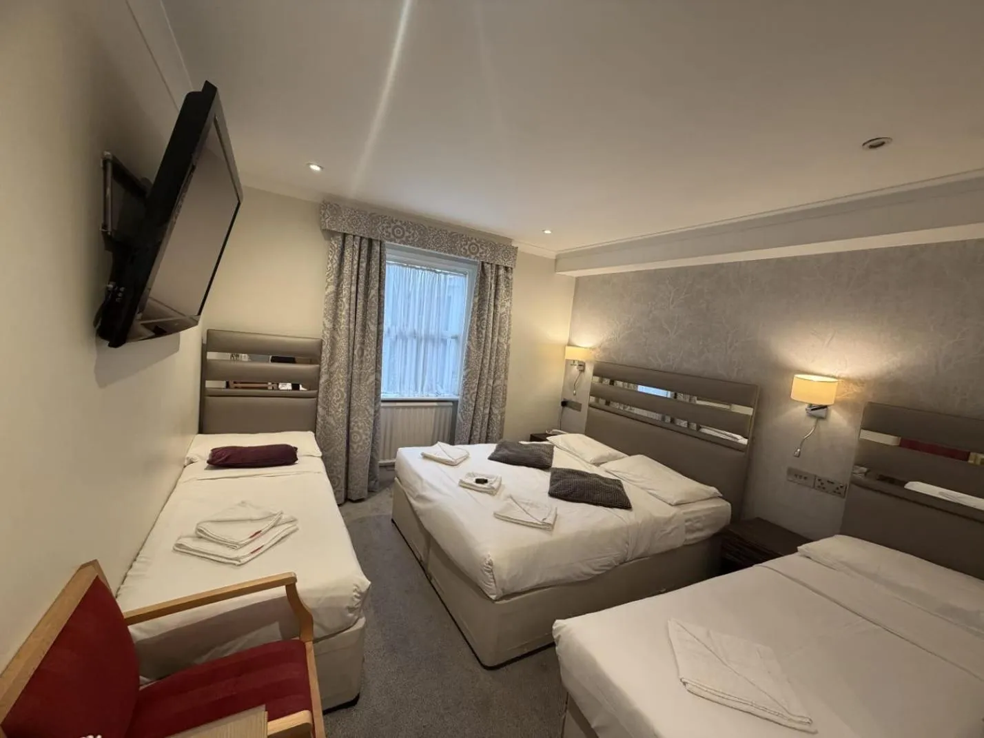 TV and multimedia, Bed in Admiral Hotel at Park Avenue