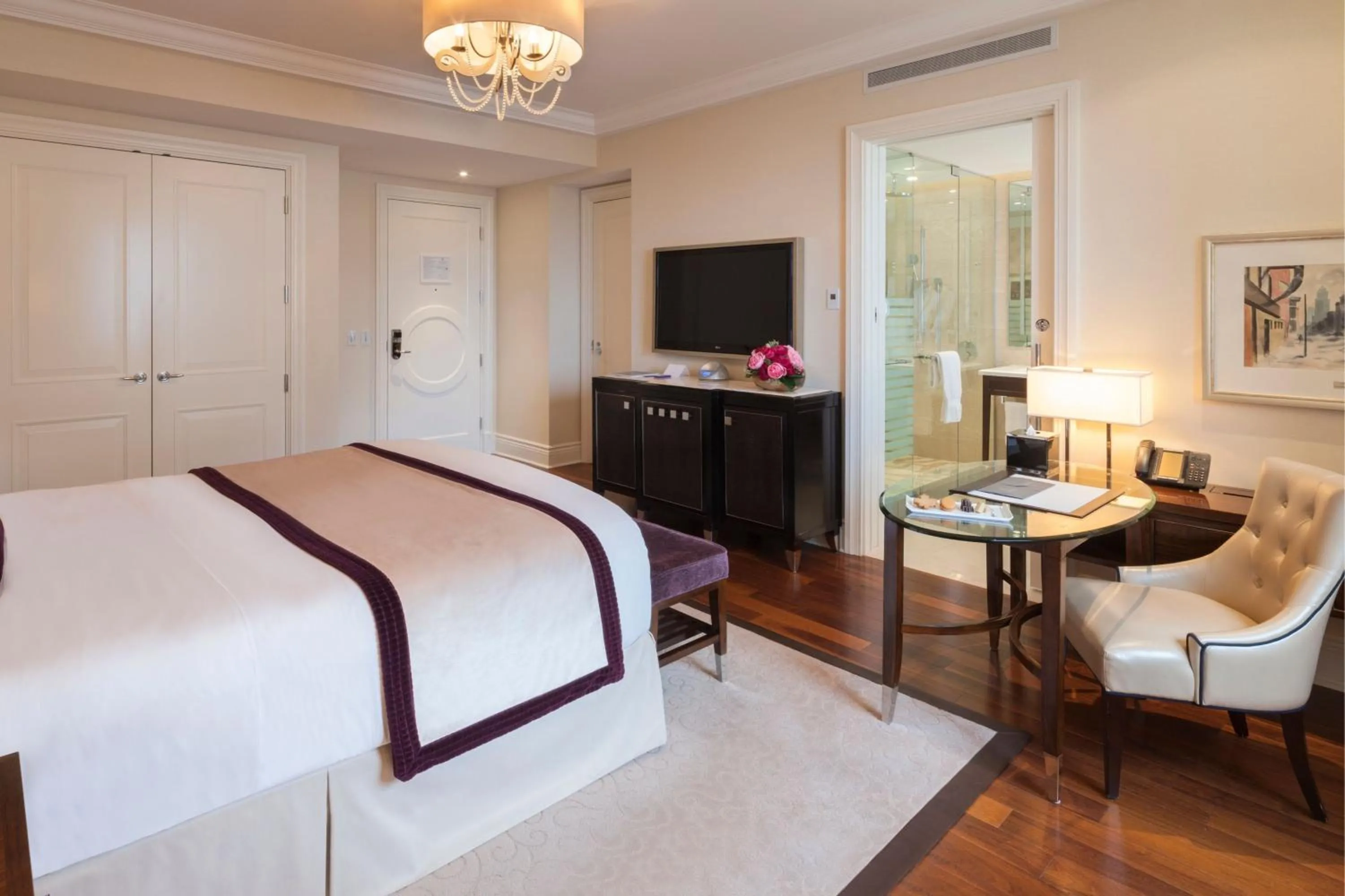 Photo of the whole room, Bed in The Ritz-Carlton, Montreal