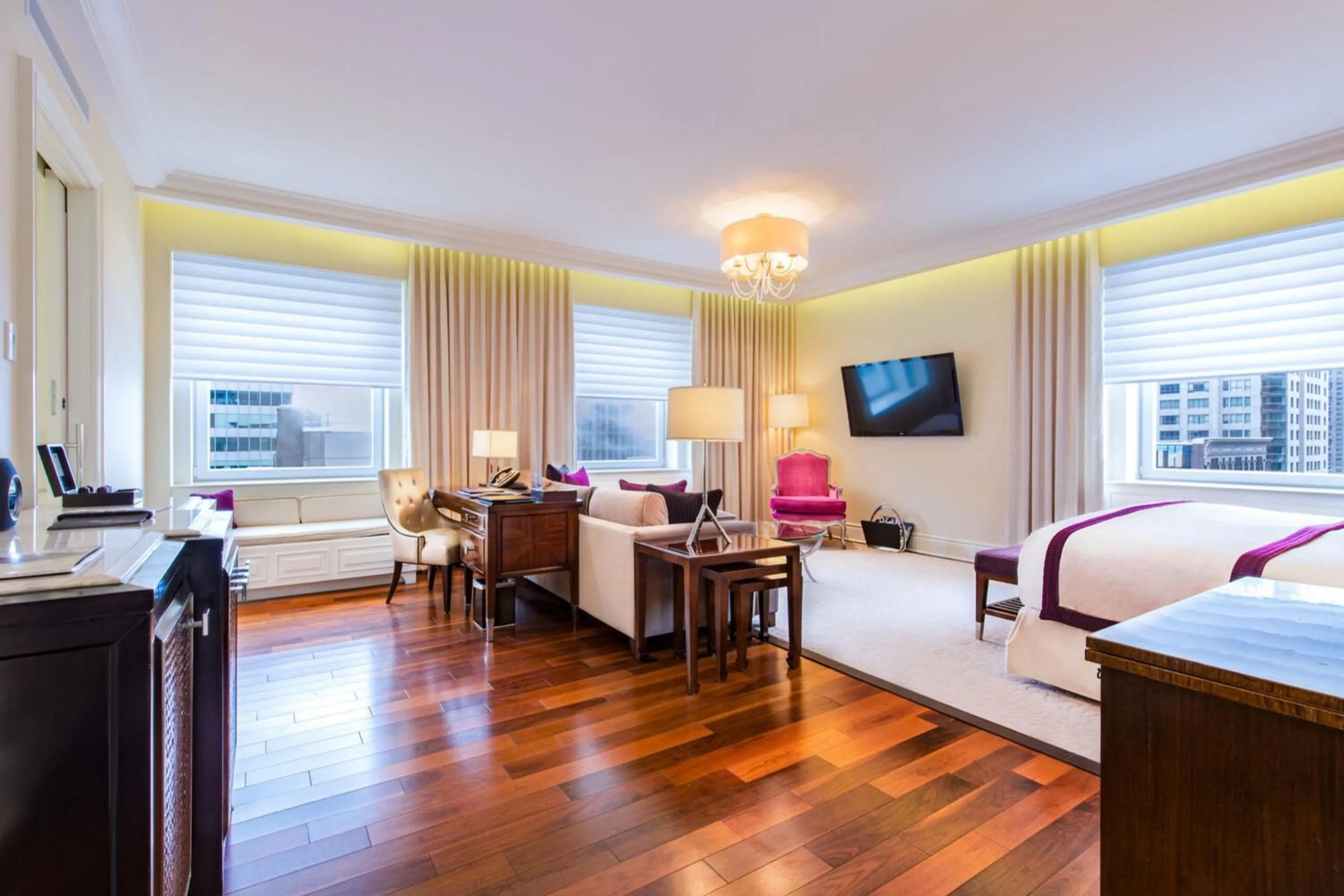 Photo of the whole room, Bed in The Ritz-Carlton, Montreal