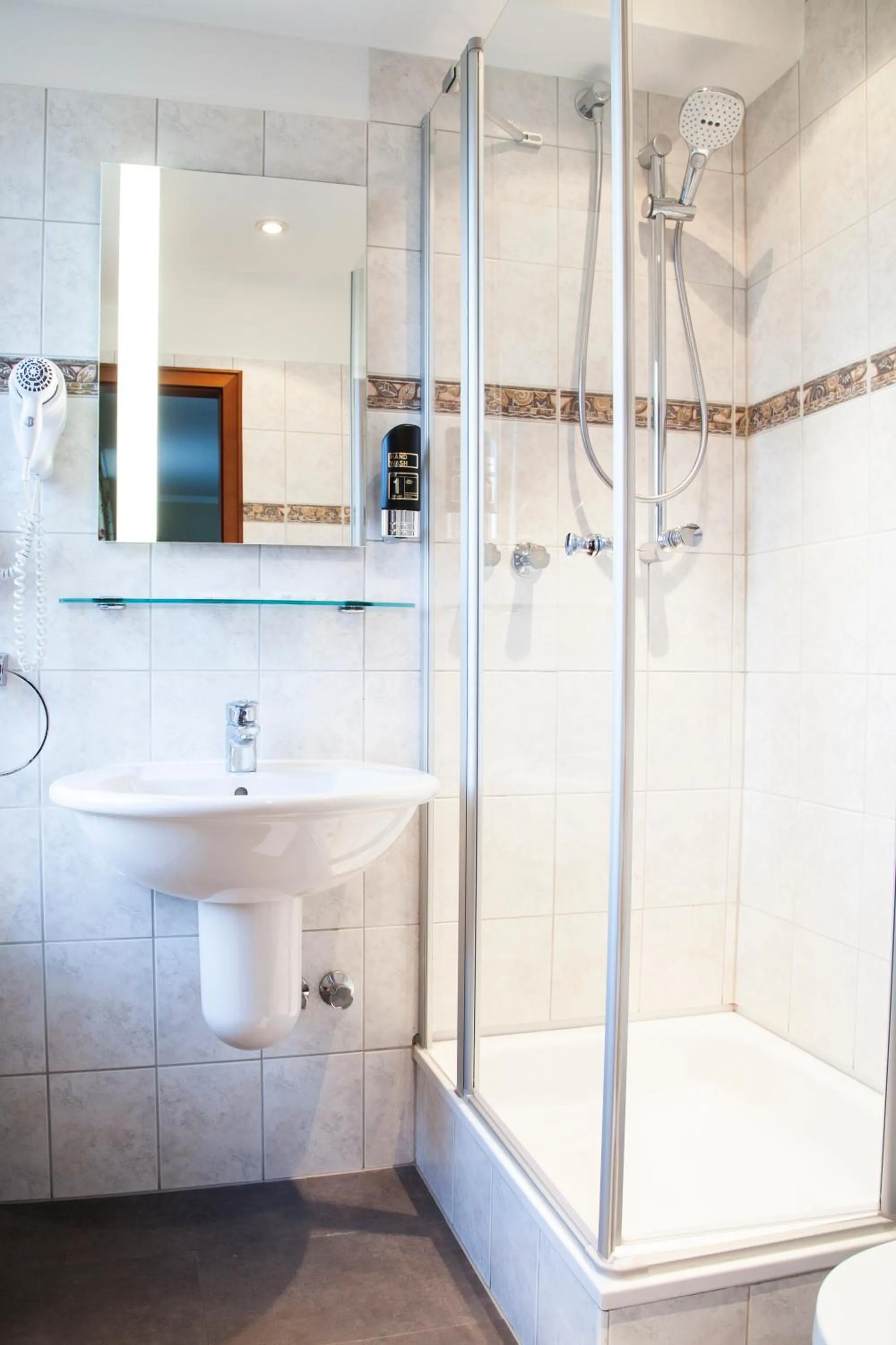 Shower in Hotel Specht by Trotmannia