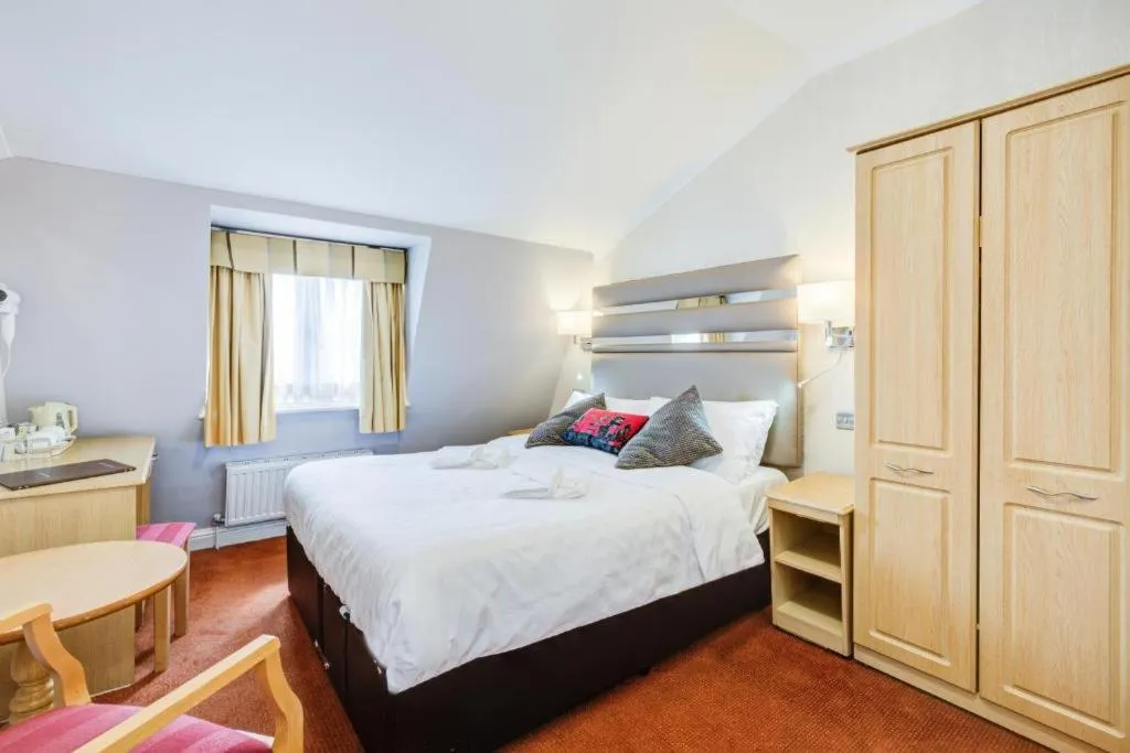 Bed in KingswayPark Hotel at Park Avenue