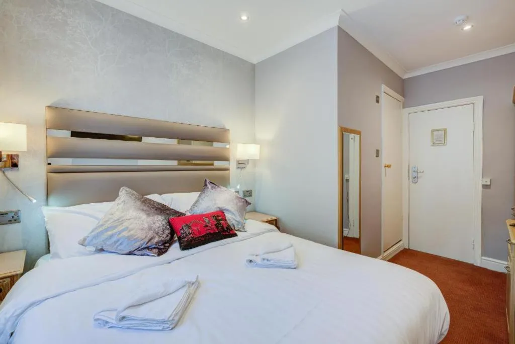 Bed in KingswayPark Hotel at Park Avenue