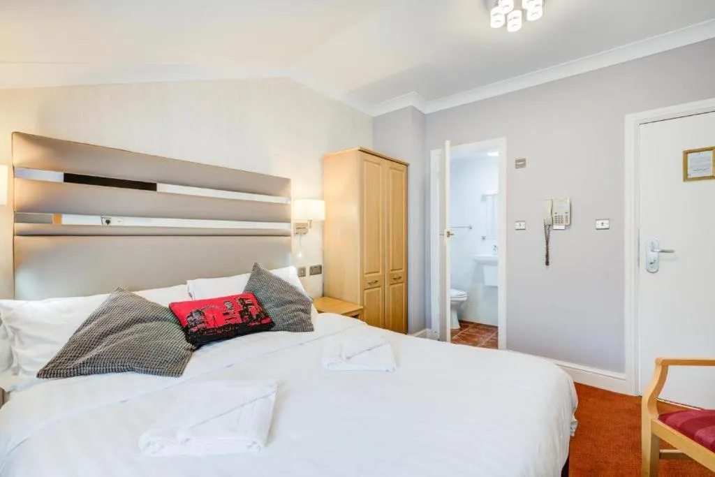 Bed in KingswayPark Hotel at Park Avenue