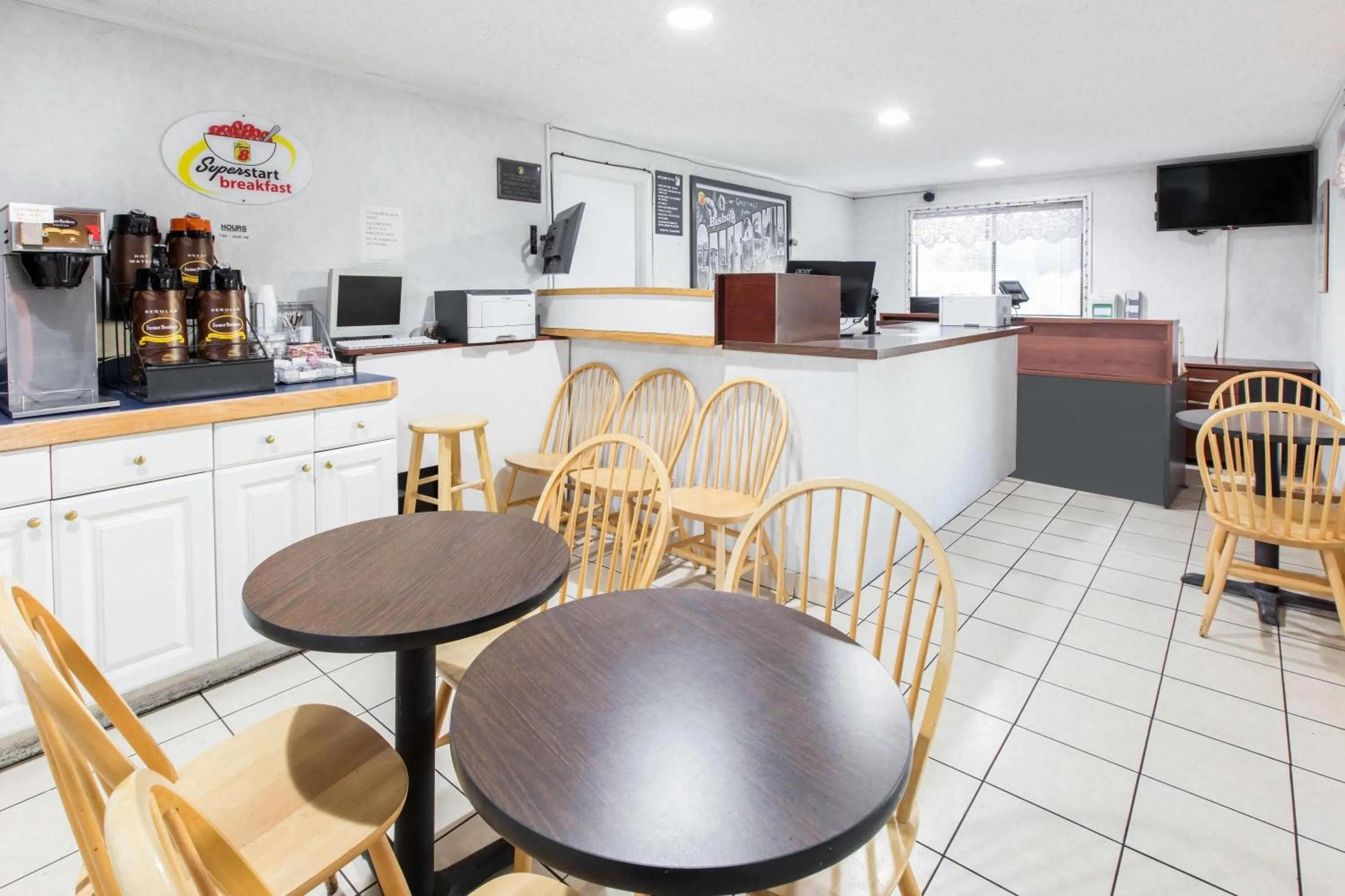 Lobby or reception in Super 8 by Wyndham Bishop