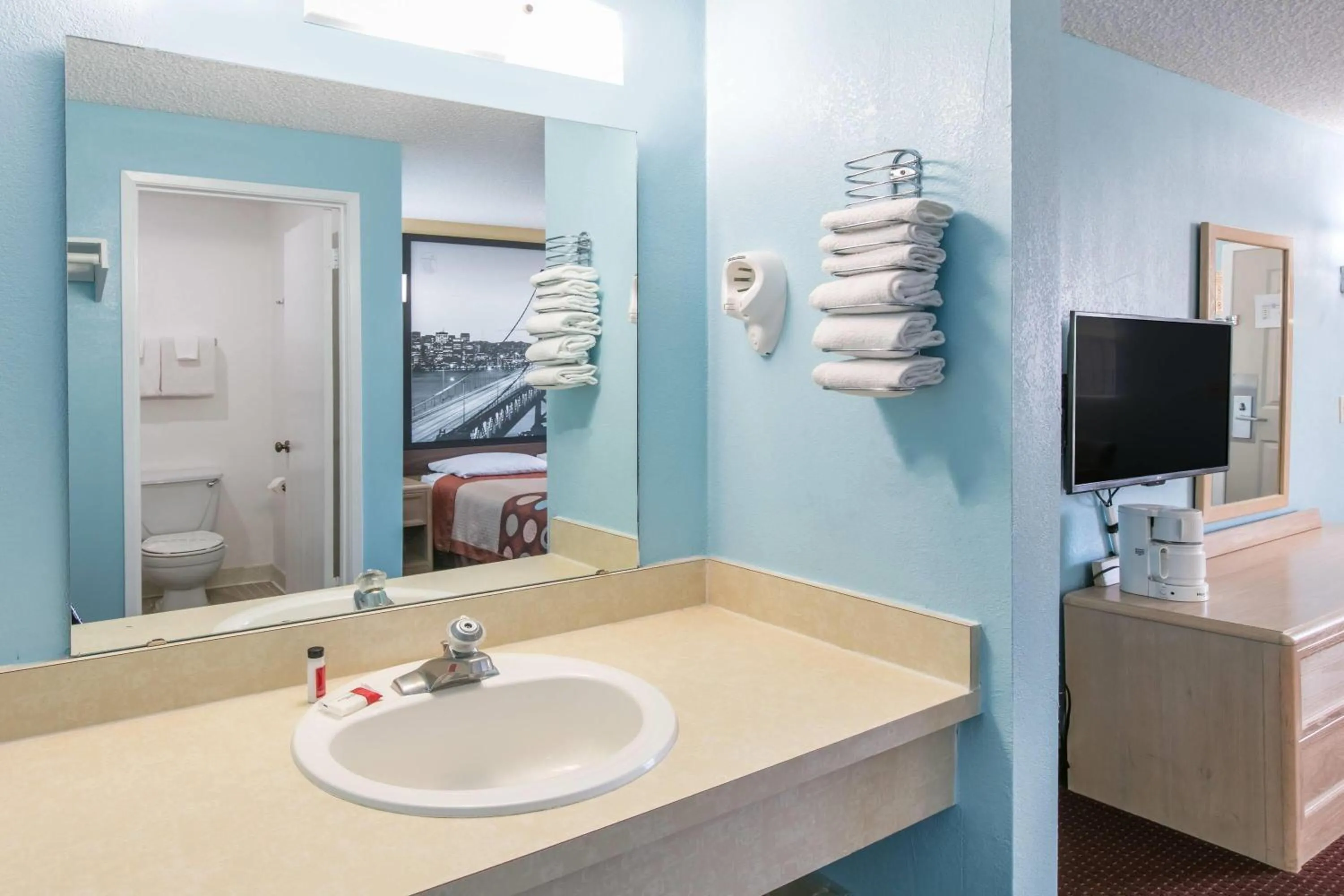 Bathroom, Bed in Super 8 by Wyndham Bishop