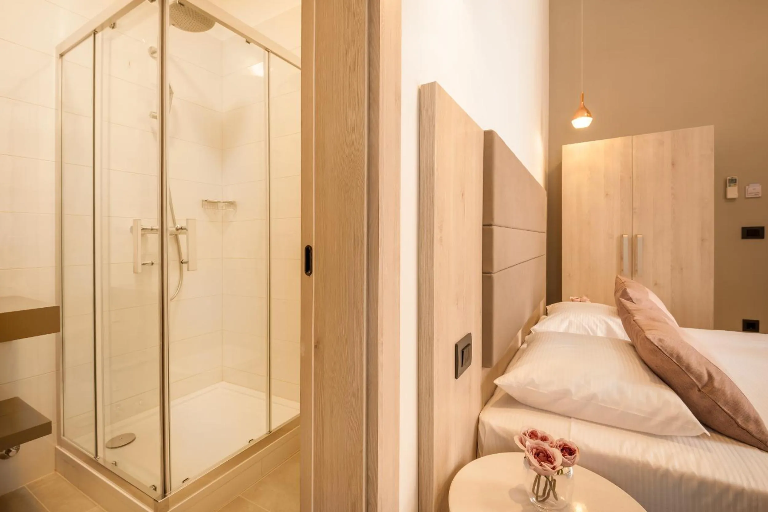 Shower, Bed in Boutique B&B Villa Faggioni