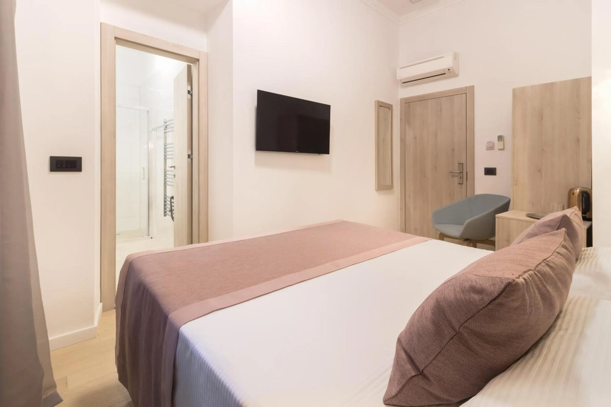 Toilet, Bed in Boutique B&B Villa Faggioni