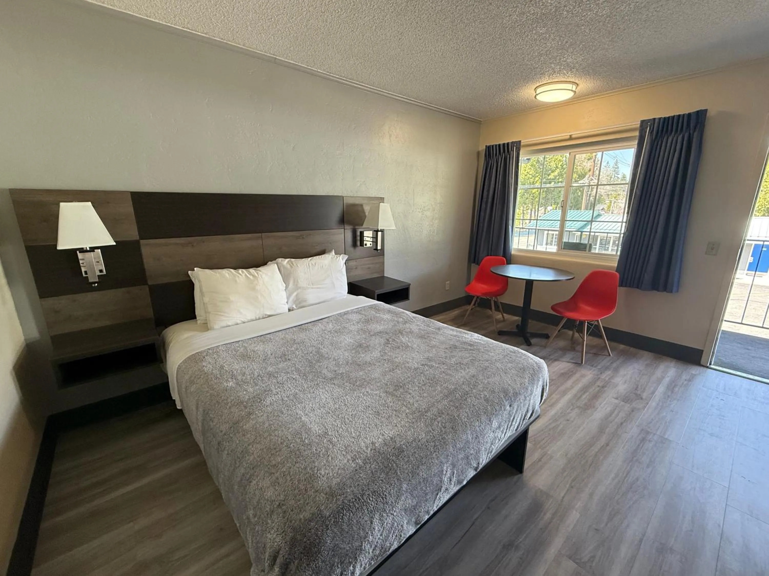 Bed in Pine Needles Inn