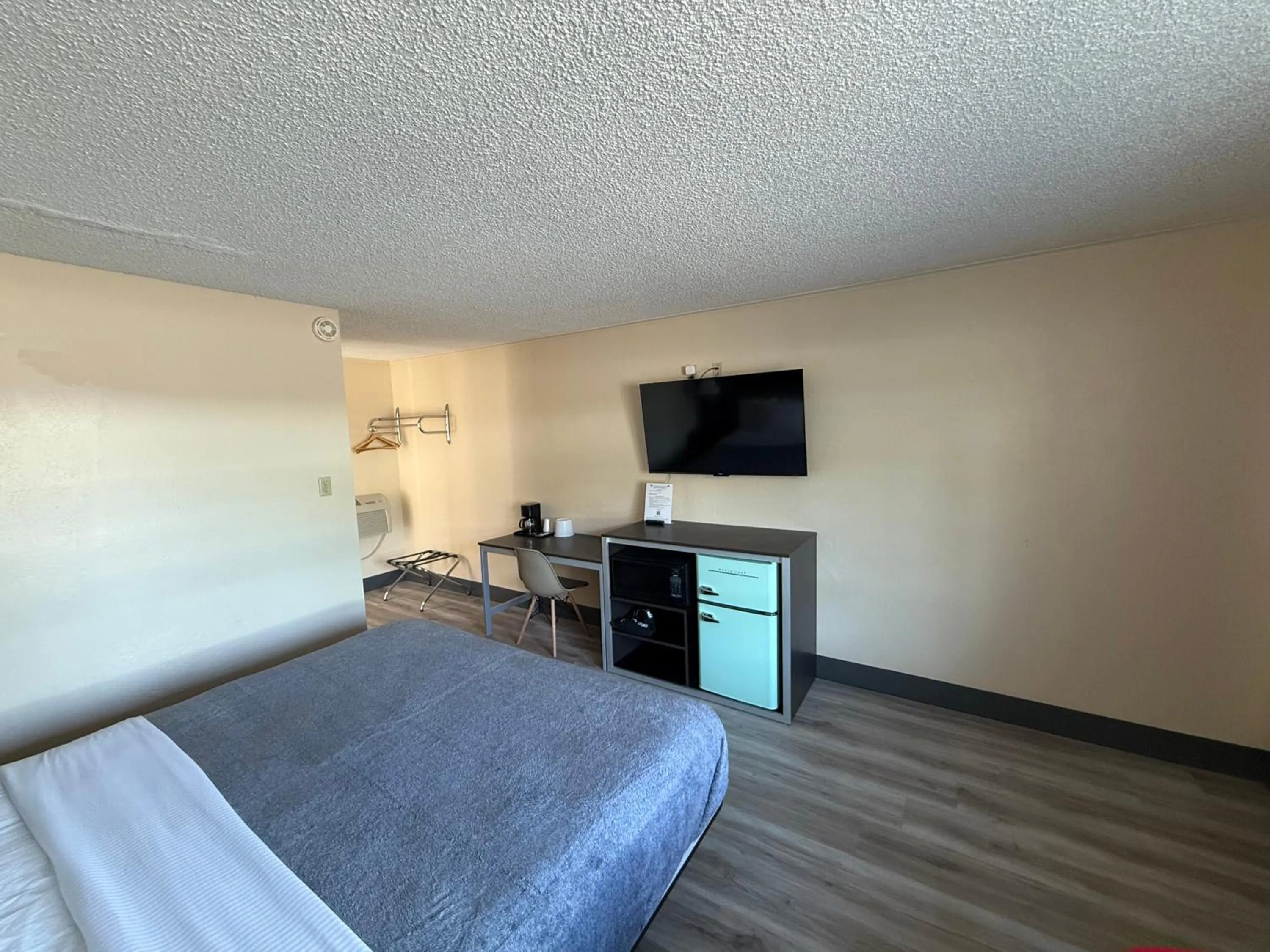 Bed in Pine Needles Inn