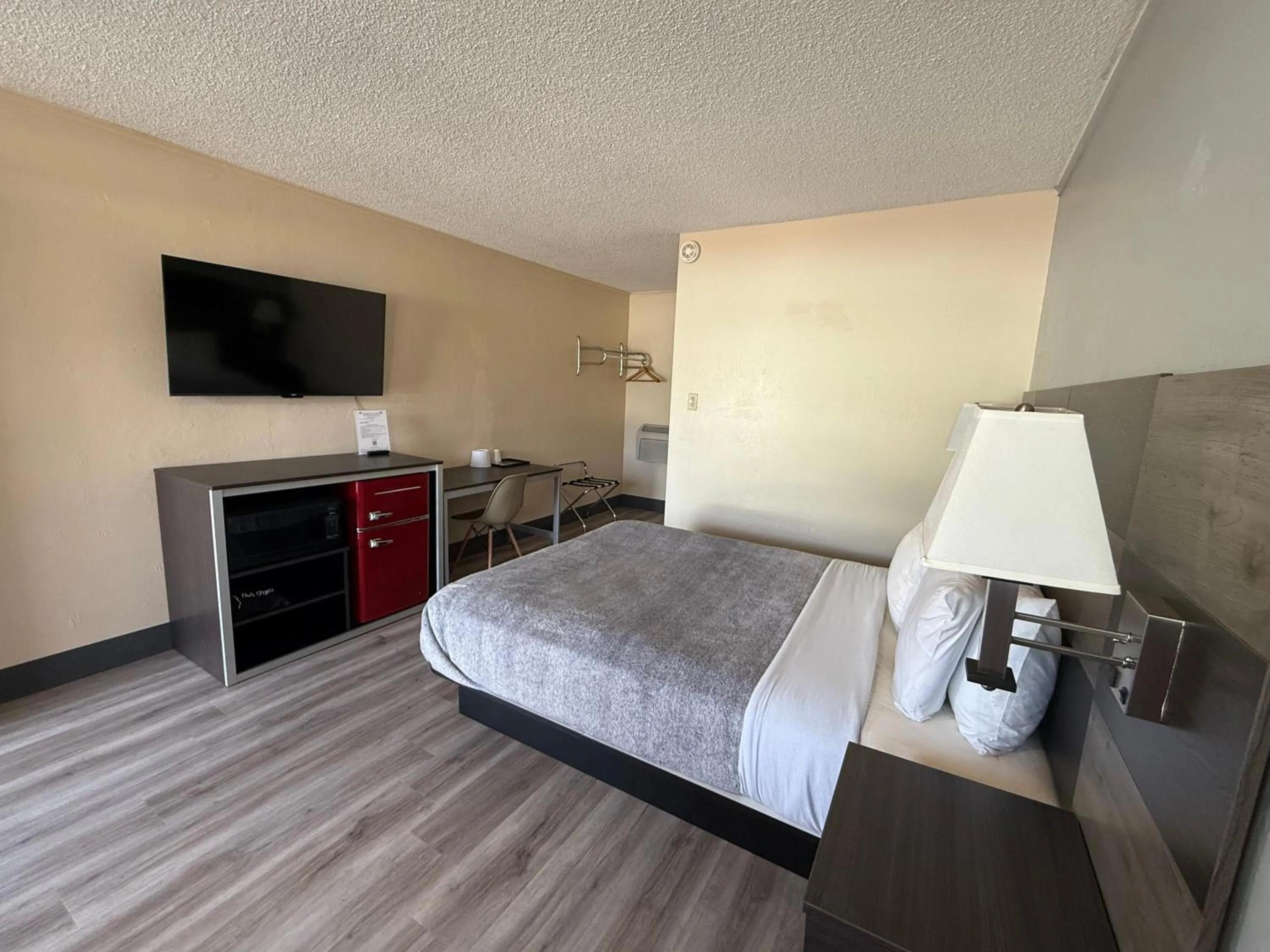 Bed in Pine Needles Inn