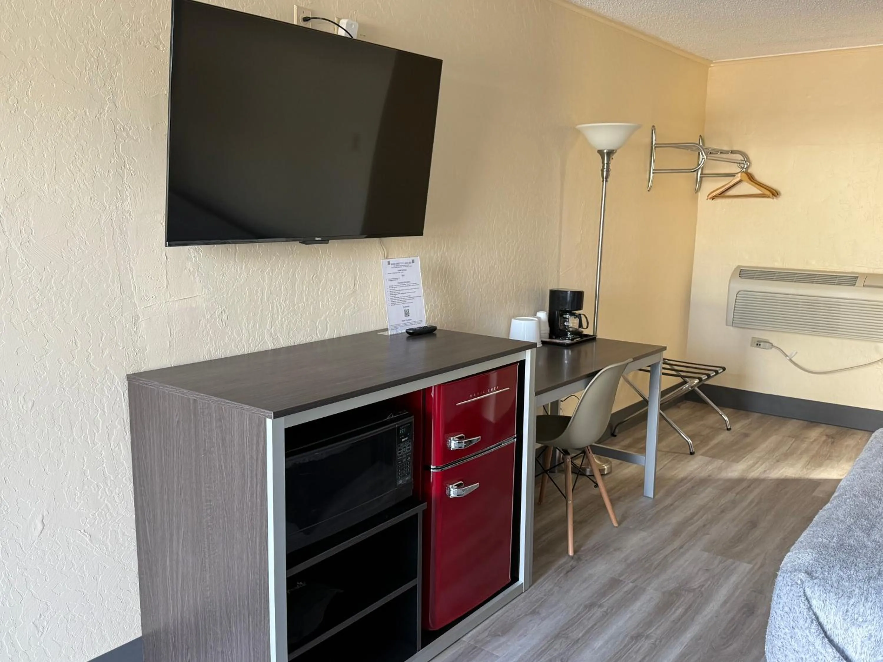 Bed in Pine Needles Inn