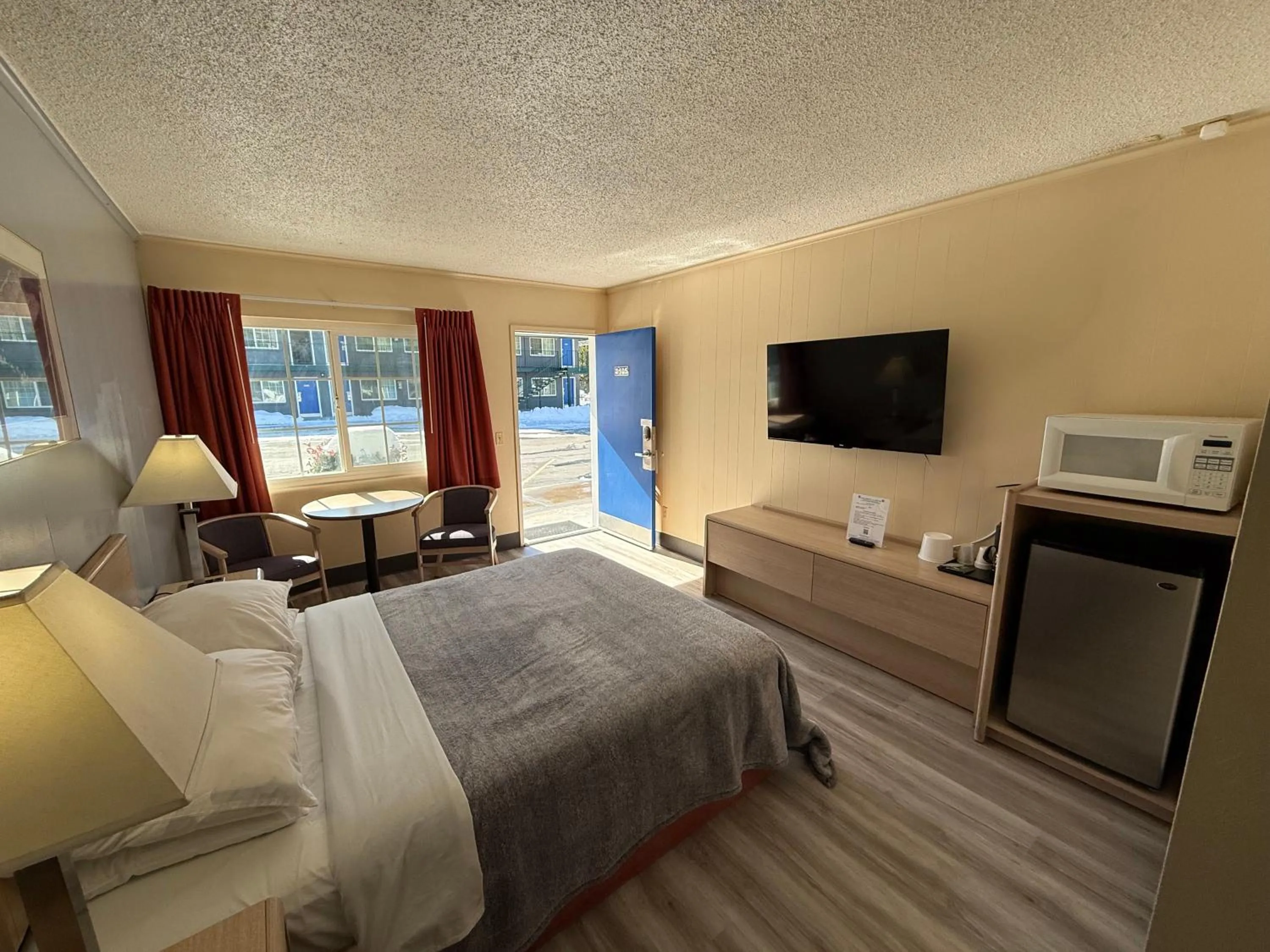 Bed in Pine Needles Inn