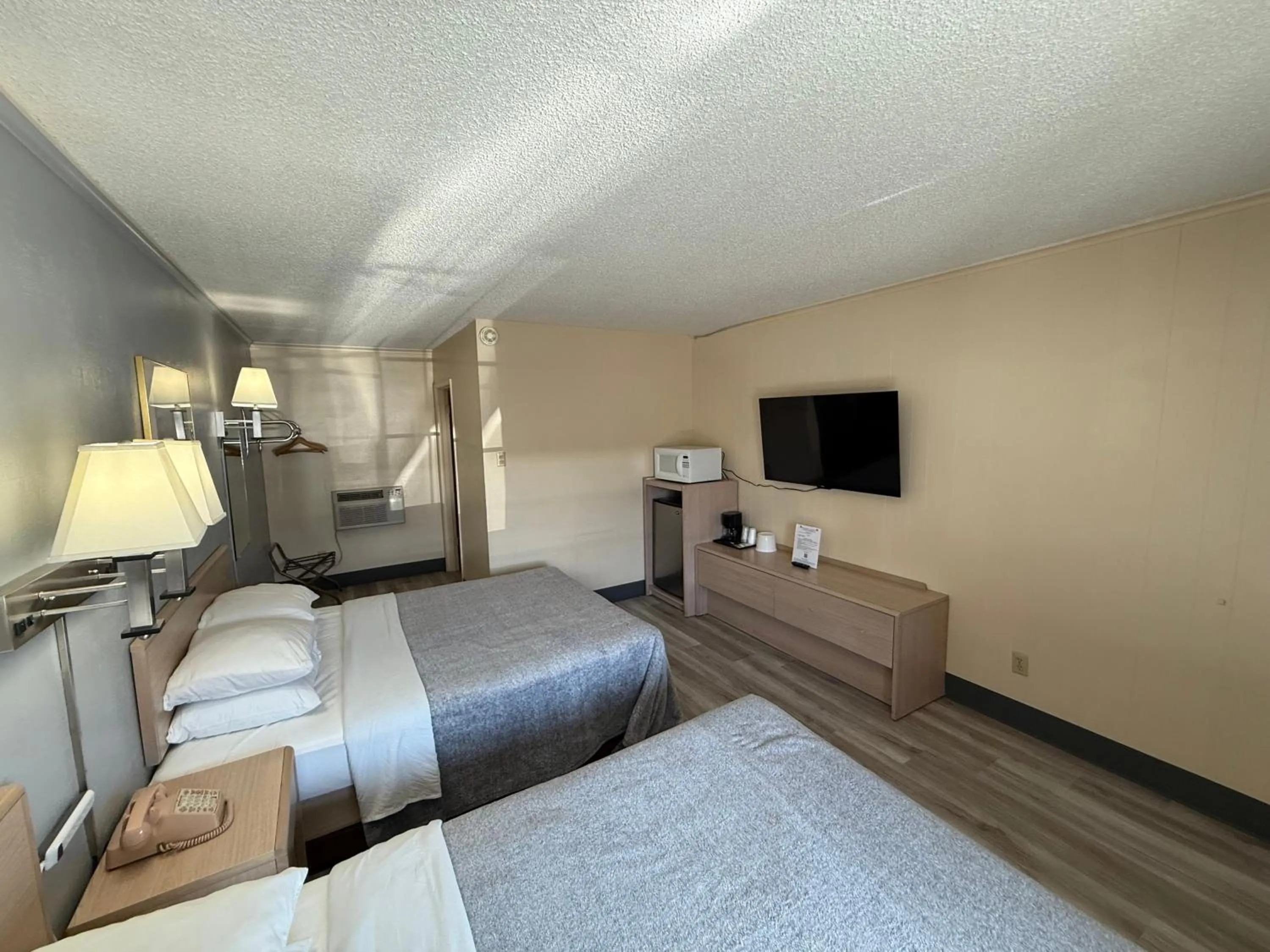 Bed in Pine Needles Inn