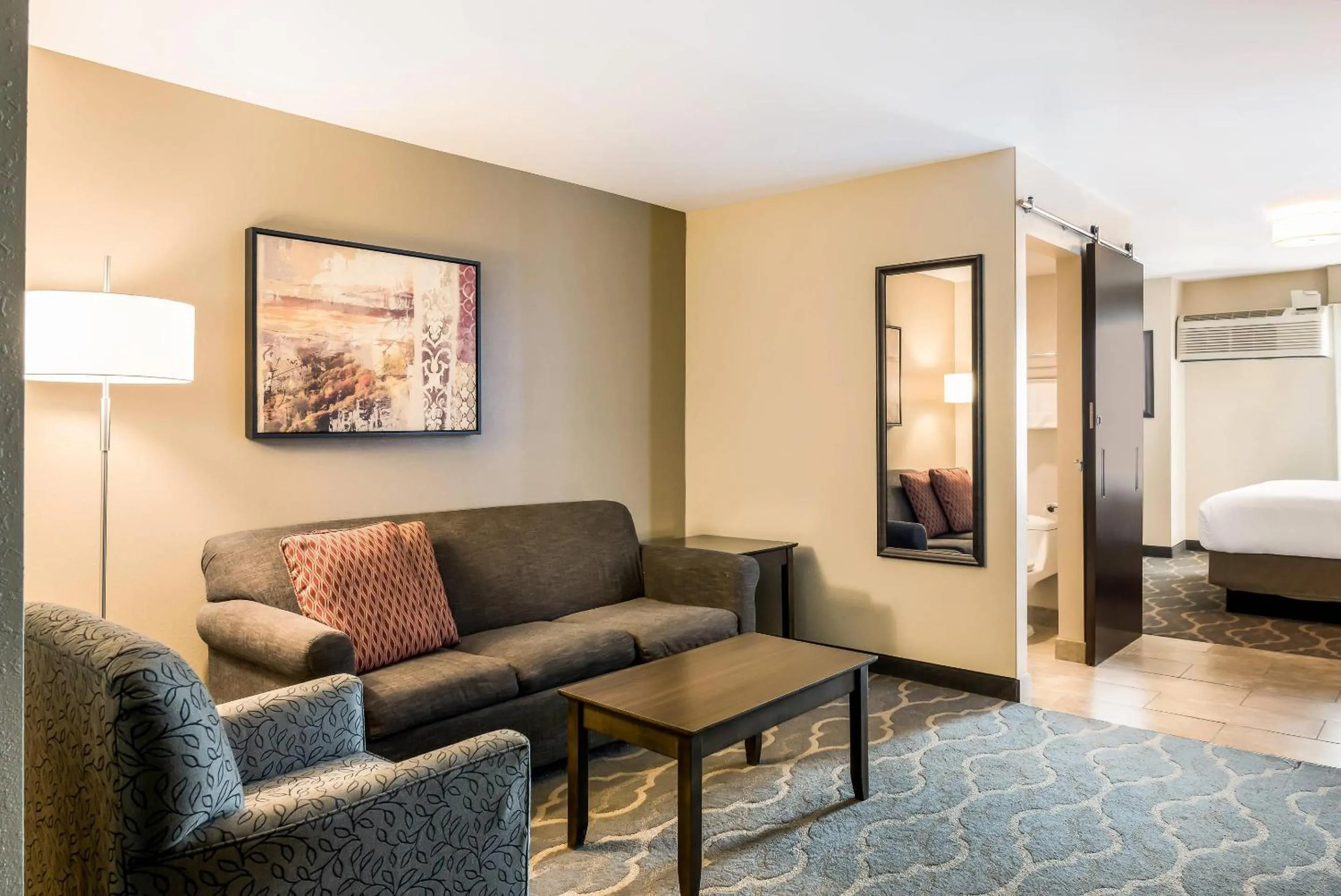 Bedroom, Bed in Country Inn & Suites by Radisson, Grandville-Grand Rapids West, MI