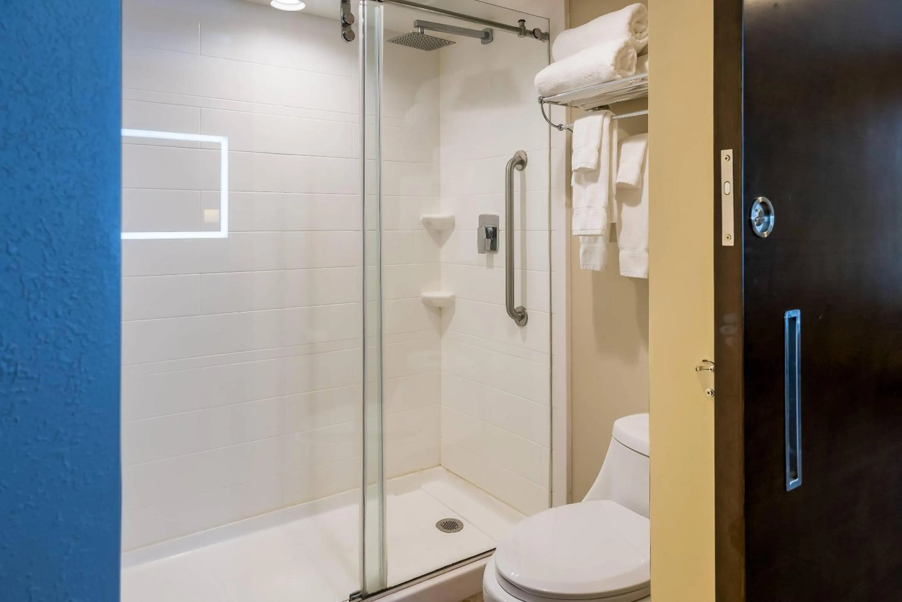 Bedroom in Country Inn & Suites by Radisson, Grandville-Grand Rapids West, MI