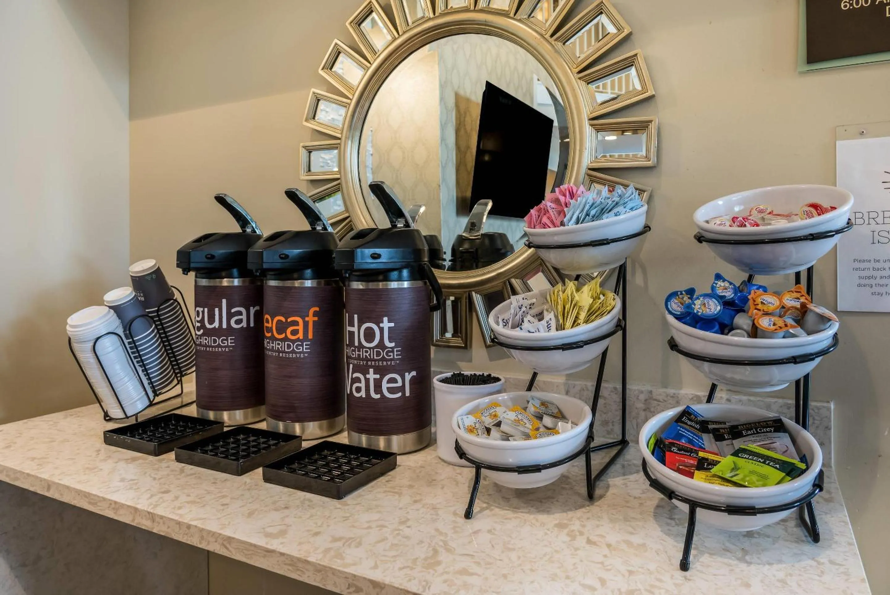 Breakfast in Country Inn & Suites by Radisson, Grandville-Grand Rapids West, MI