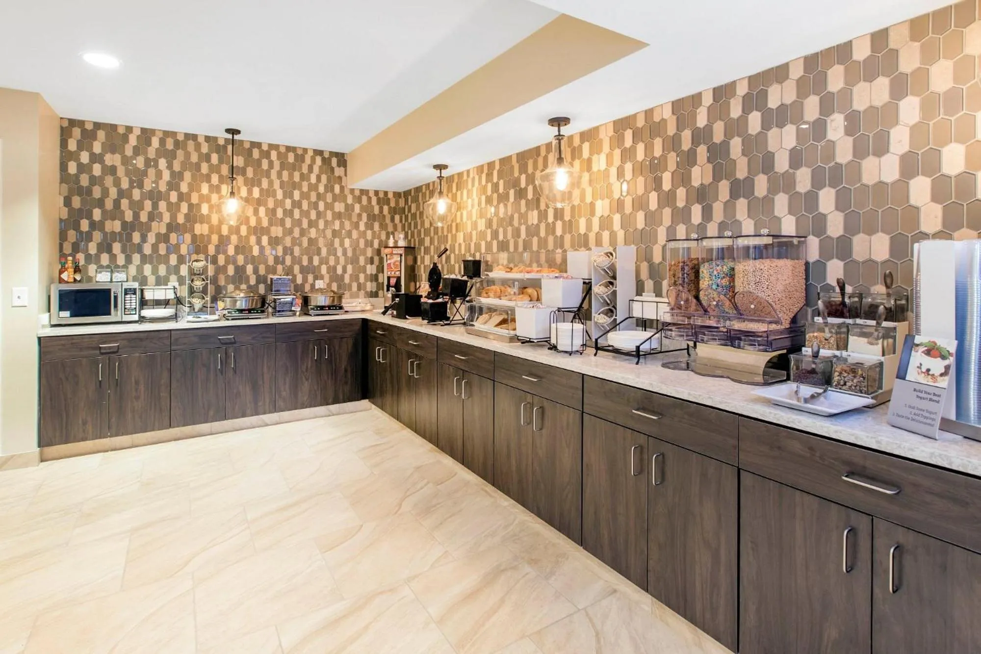 Breakfast in Country Inn & Suites by Radisson, Grandville-Grand Rapids West, MI