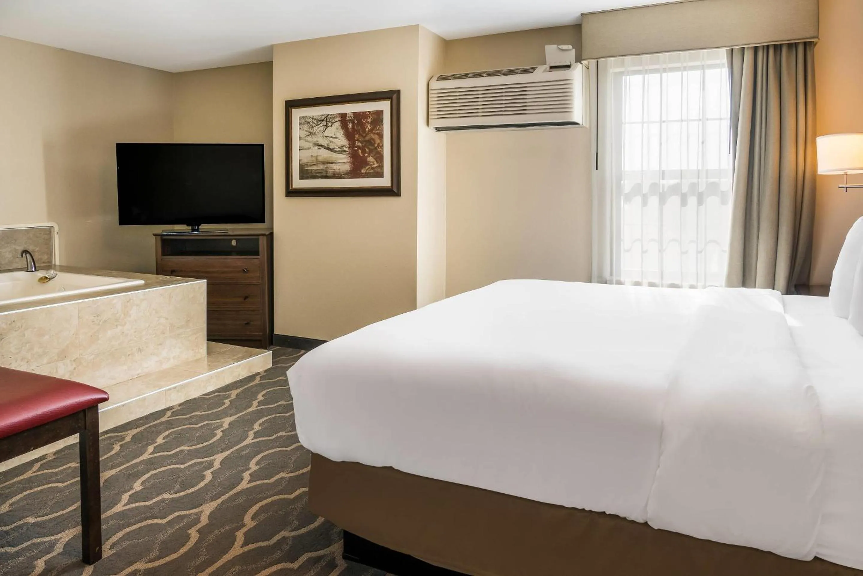 Bedroom, Bed in Country Inn & Suites by Radisson, Grandville-Grand Rapids West, MI