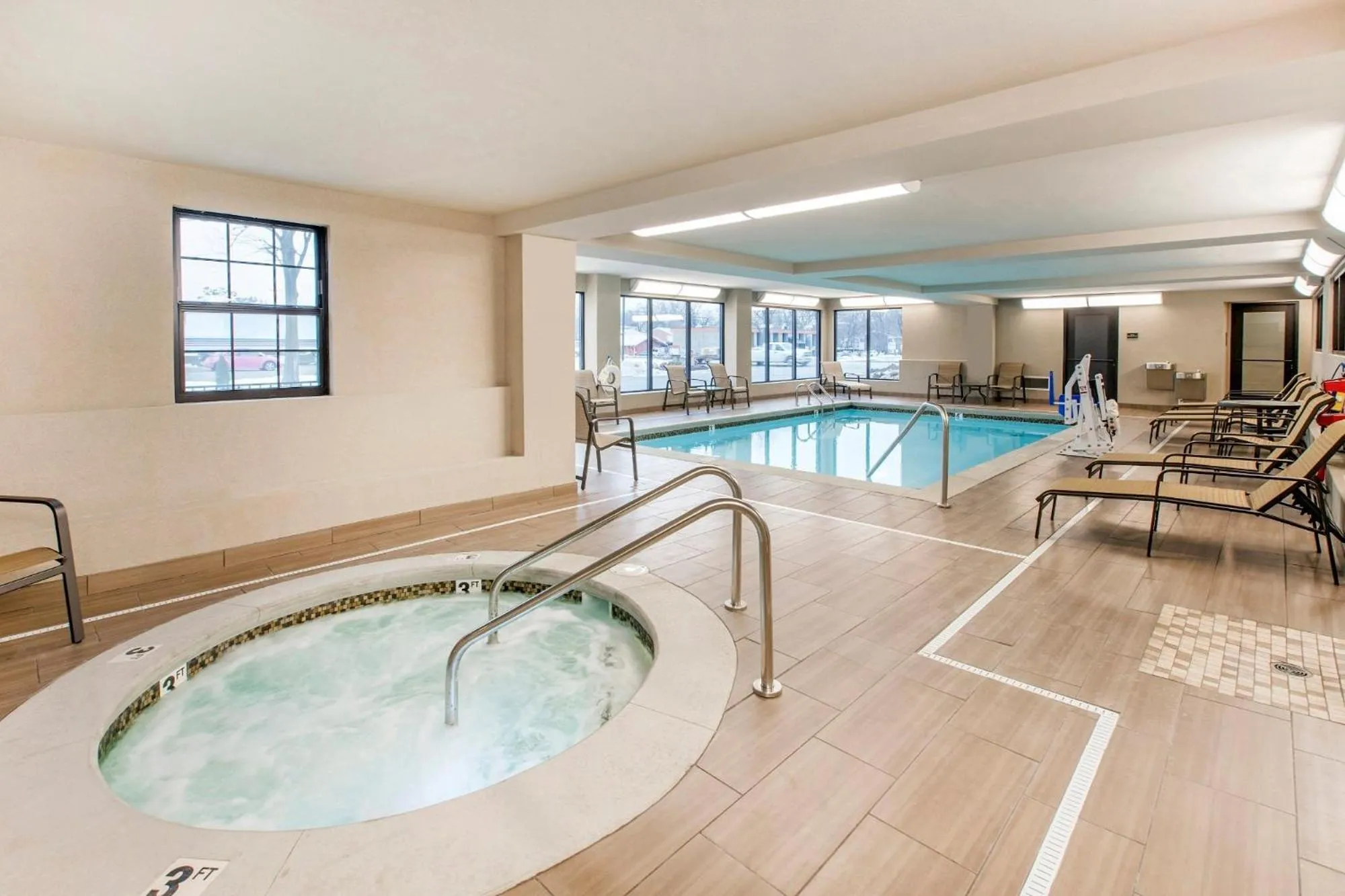 Swimming pool in Country Inn & Suites by Radisson, Grandville-Grand Rapids West, MI