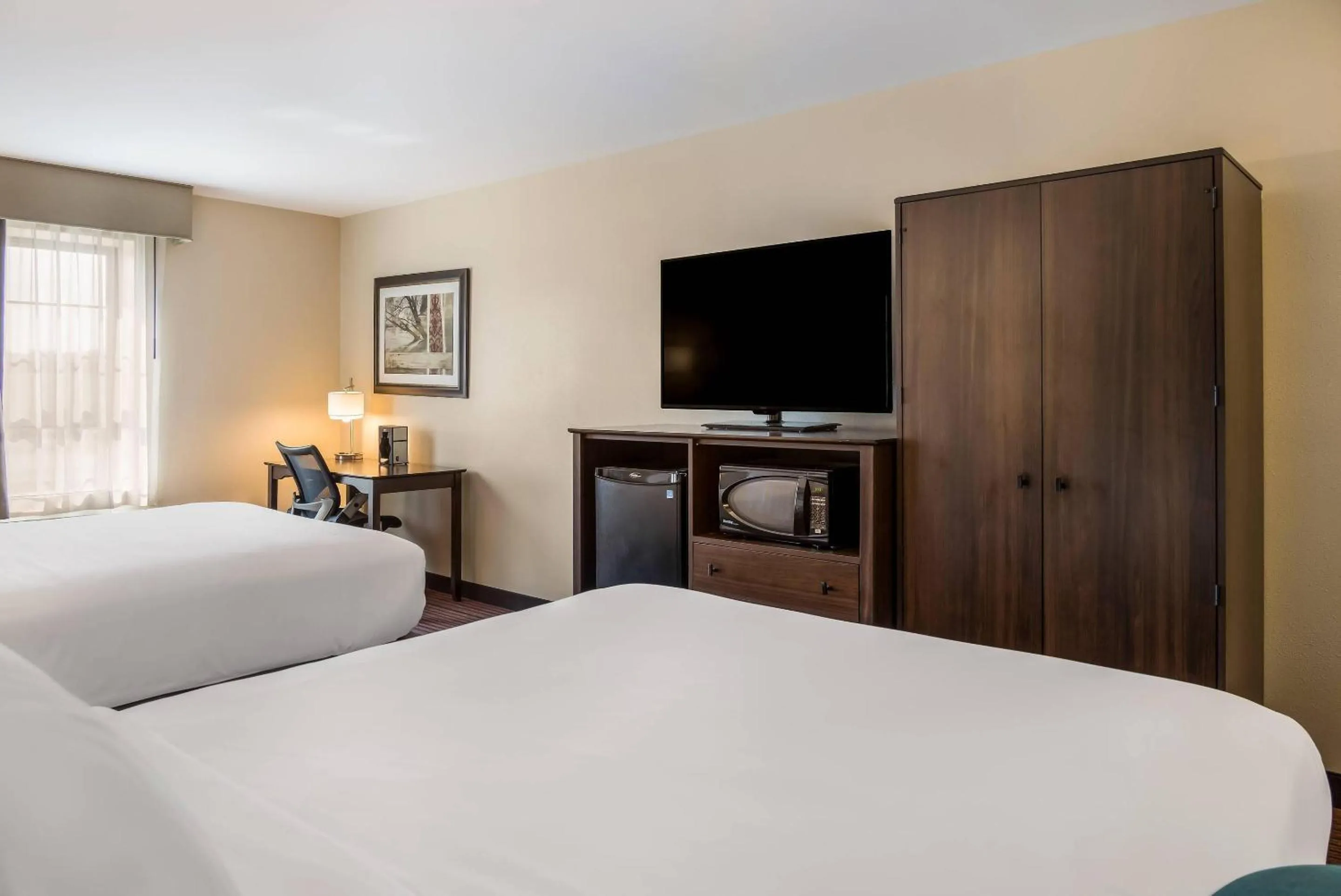 Bedroom, Bed in Country Inn & Suites by Radisson, Grandville-Grand Rapids West, MI