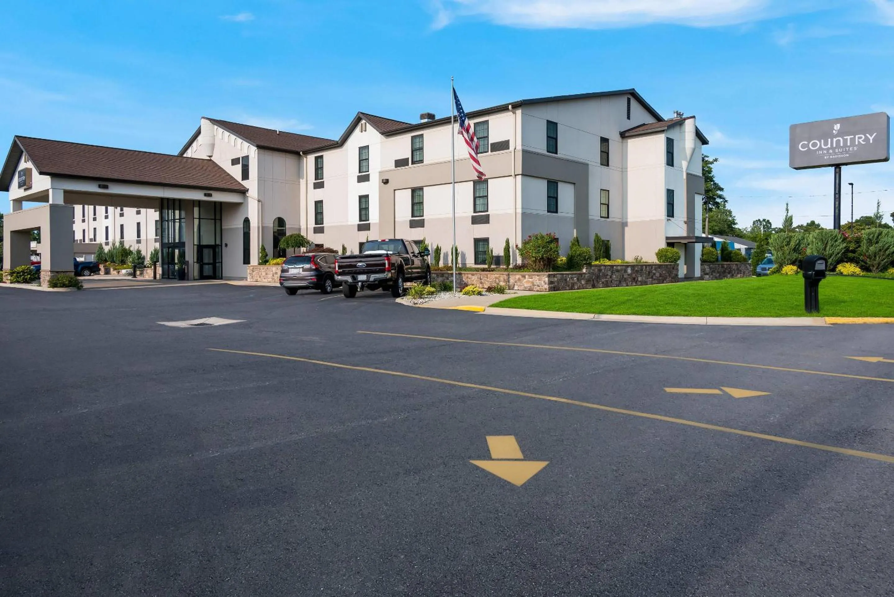 Property building in Country Inn & Suites by Radisson, Grandville-Grand Rapids West, MI