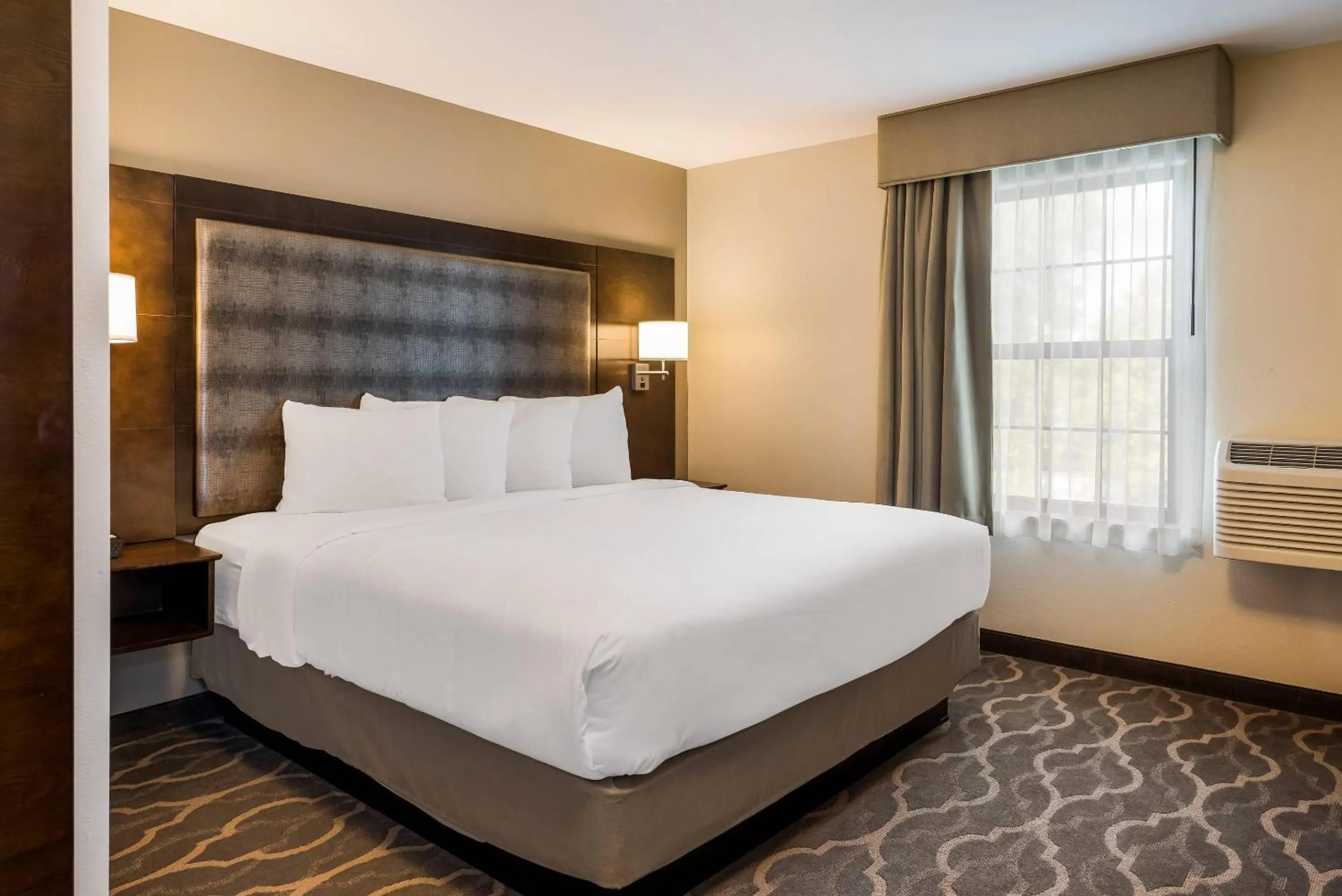 Bedroom, Bed in Country Inn & Suites by Radisson, Grandville-Grand Rapids West, MI