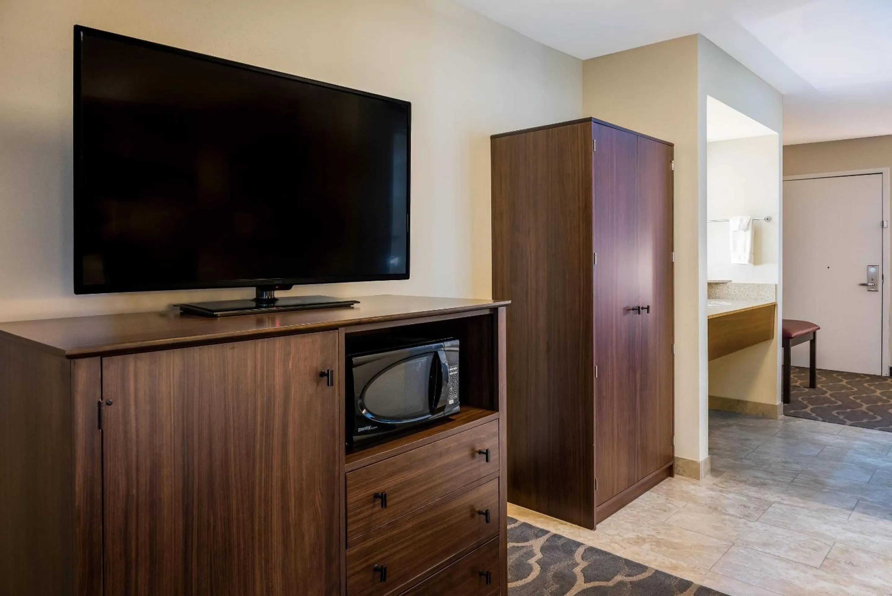 Bedroom in Country Inn & Suites by Radisson, Grandville-Grand Rapids West, MI