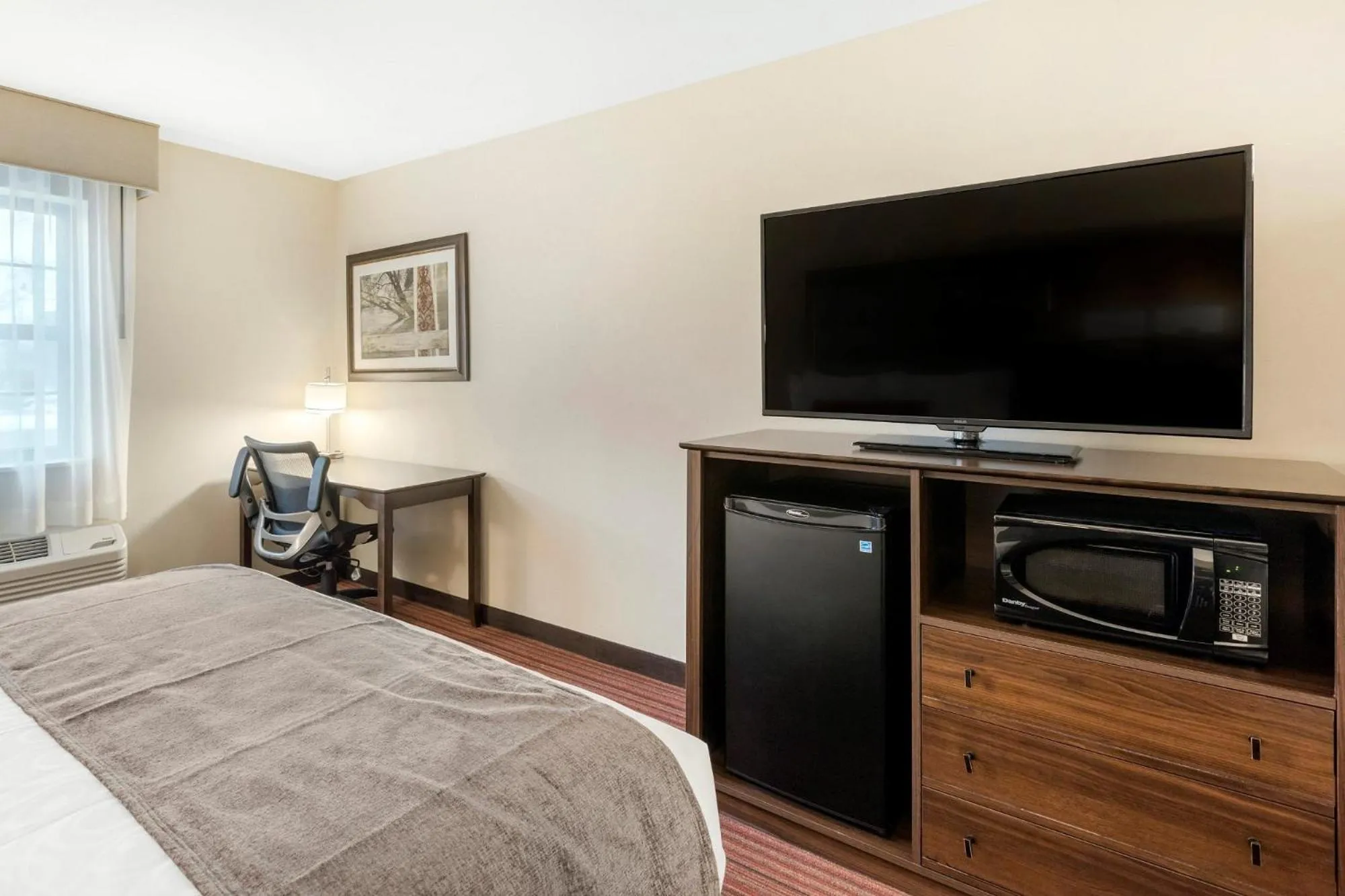 TV and multimedia, Bed in Country Inn & Suites by Radisson, Grandville-Grand Rapids West, MI