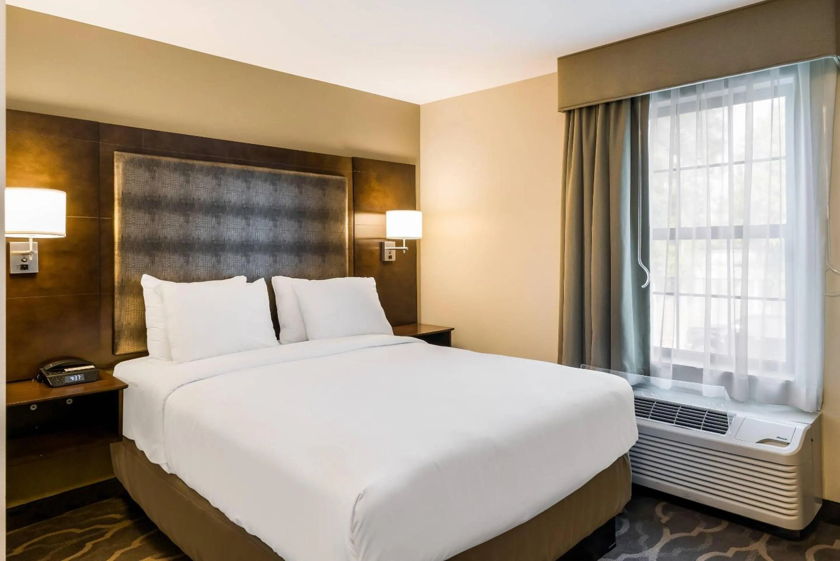 Bedroom, Bed in Country Inn & Suites by Radisson, Grandville-Grand Rapids West, MI