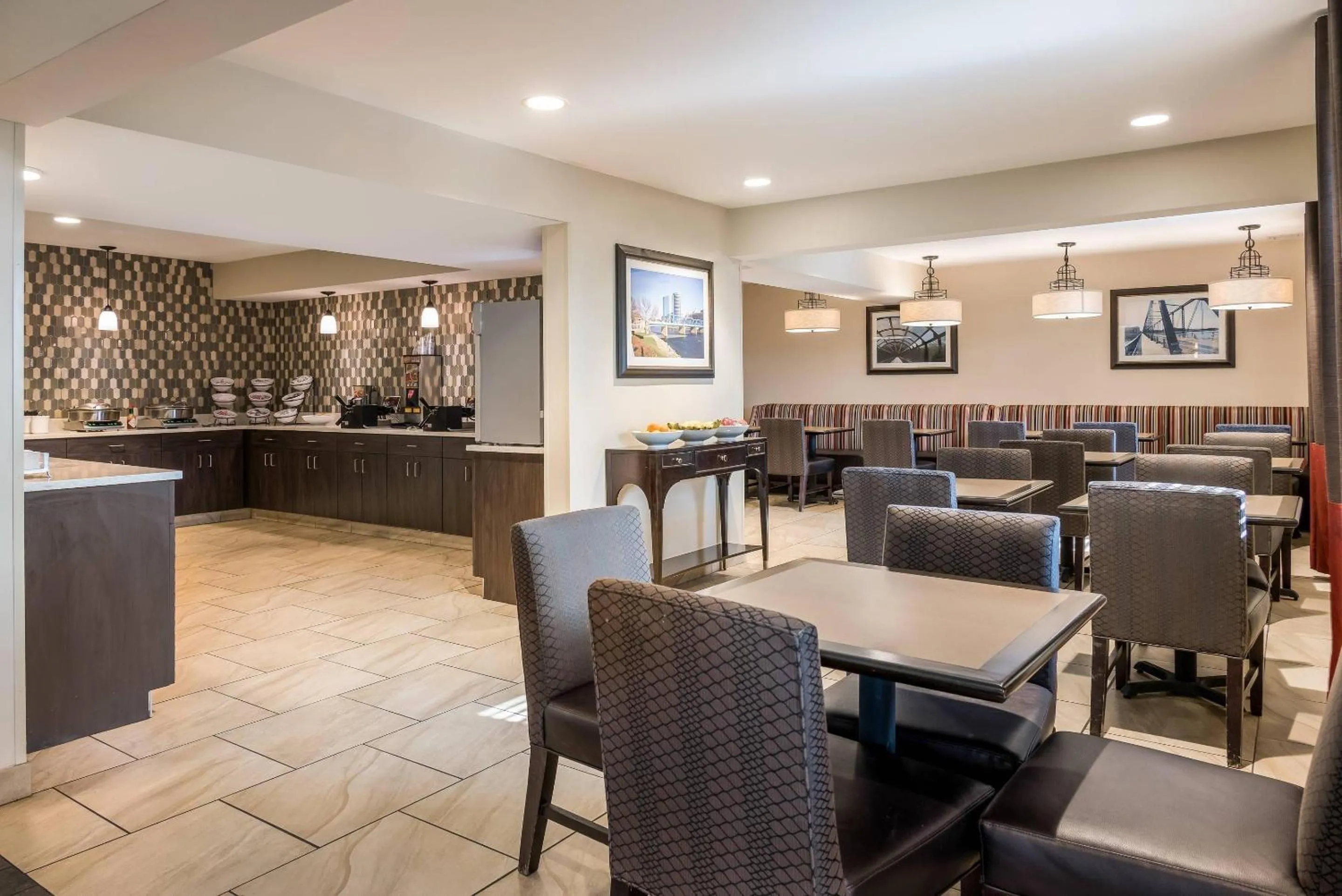 Breakfast in Country Inn & Suites by Radisson, Grandville-Grand Rapids West, MI