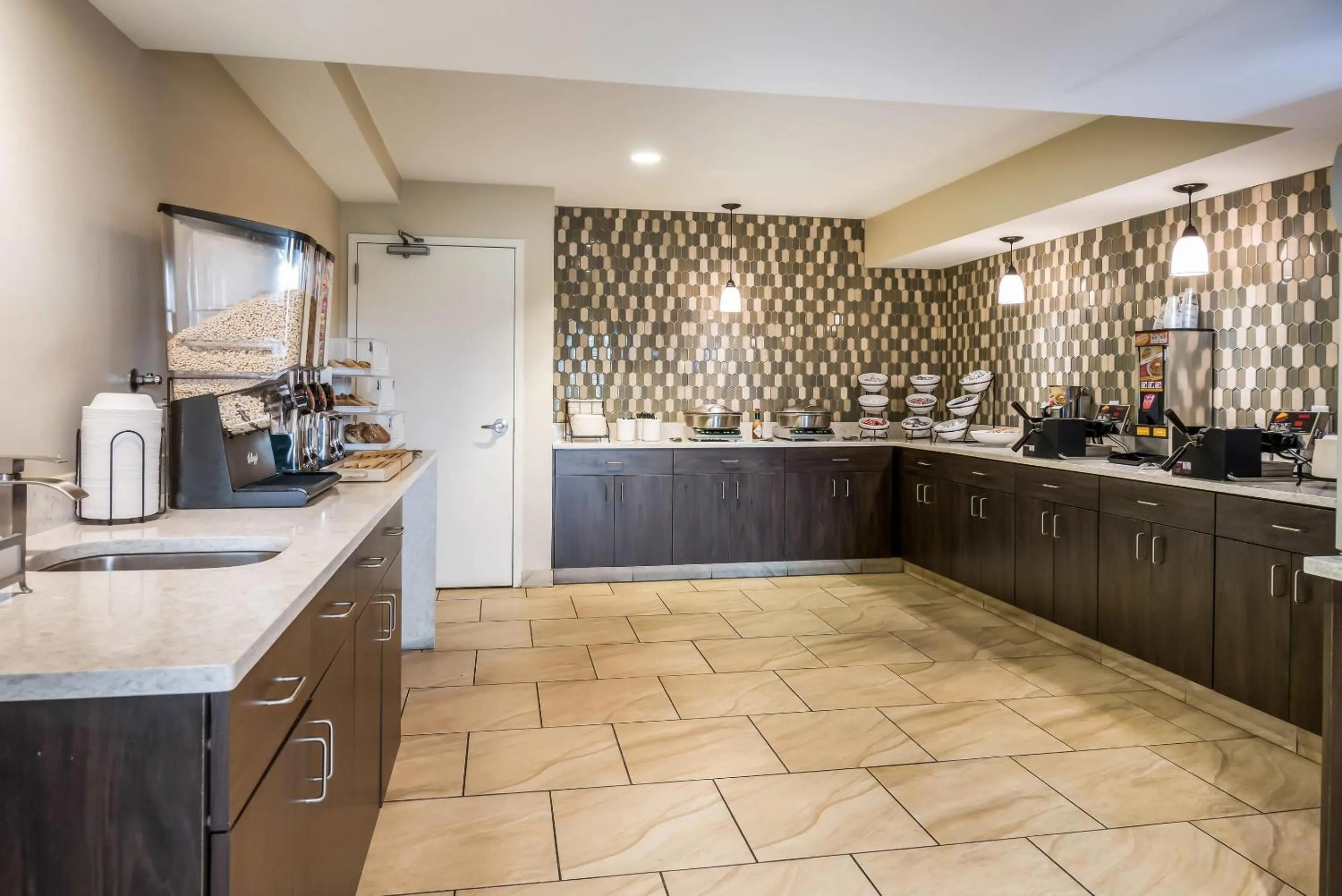 Breakfast in Country Inn & Suites by Radisson, Grandville-Grand Rapids West, MI