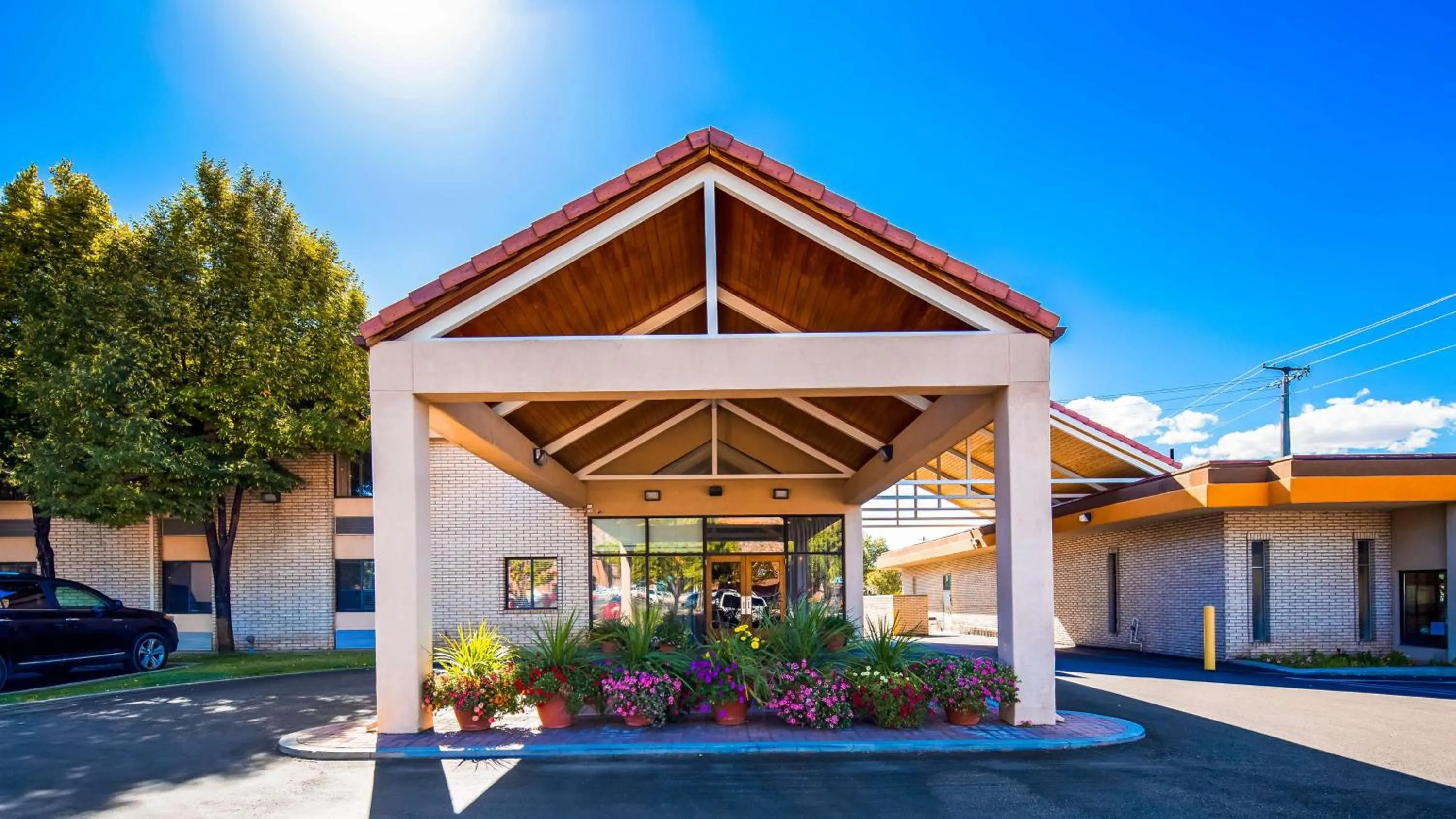 Property building in Best Western Town and Country Inn