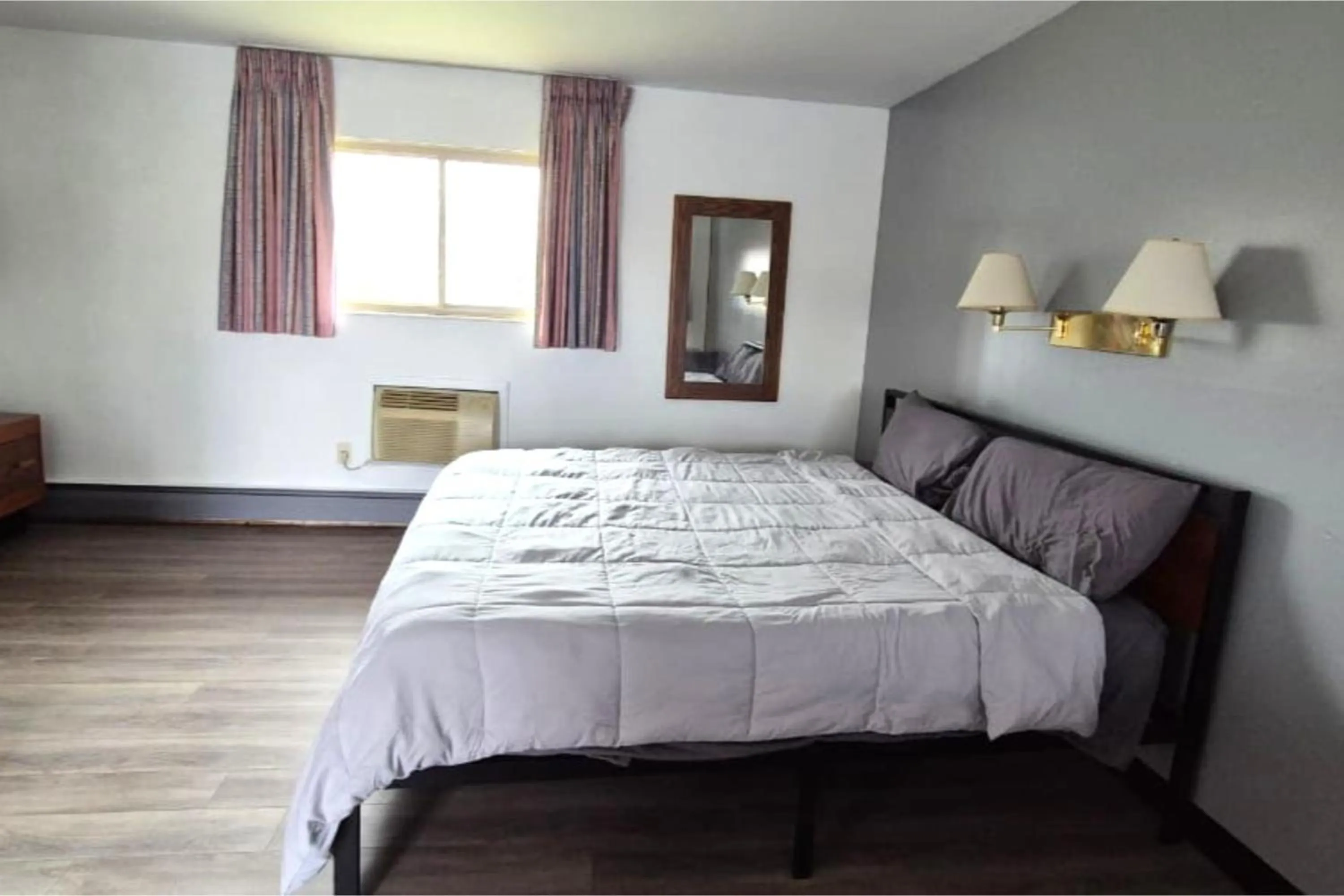 Bedroom, Bed in Capital O Swan Inn Comstock Park