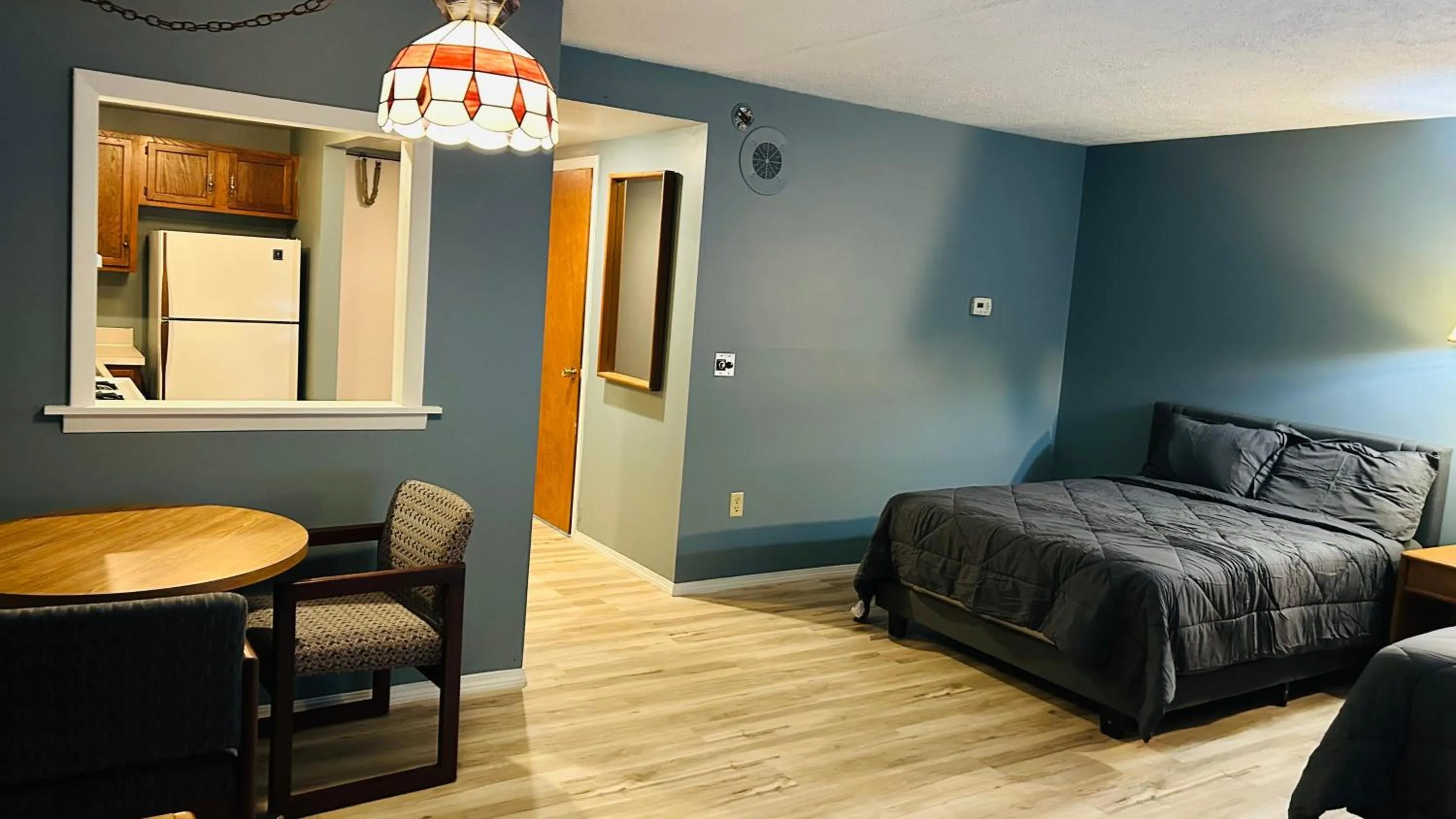 Bedroom, Bed in Capital O Swan Inn Comstock Park